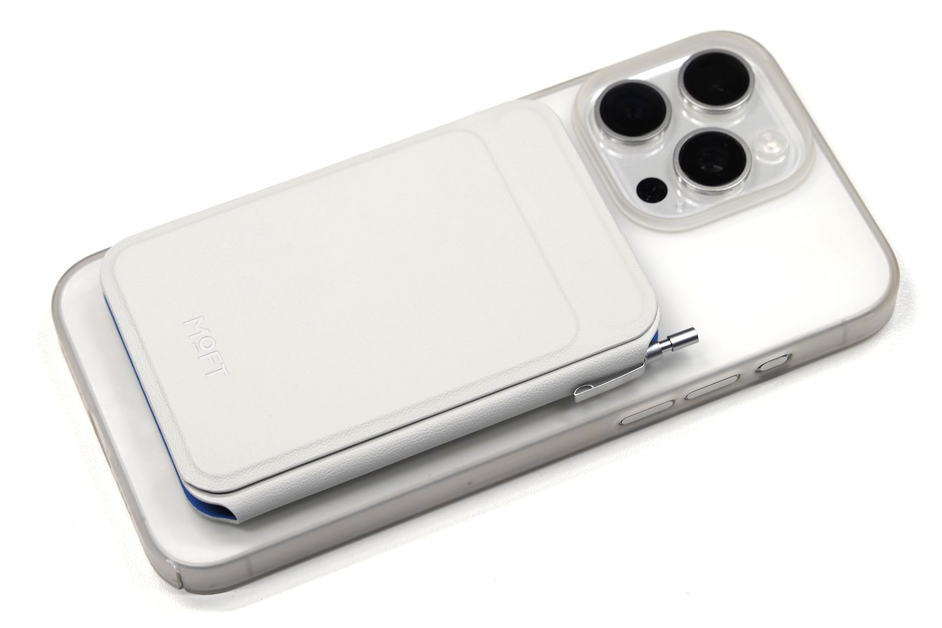 極細なペンなら本体を閉じることができる。