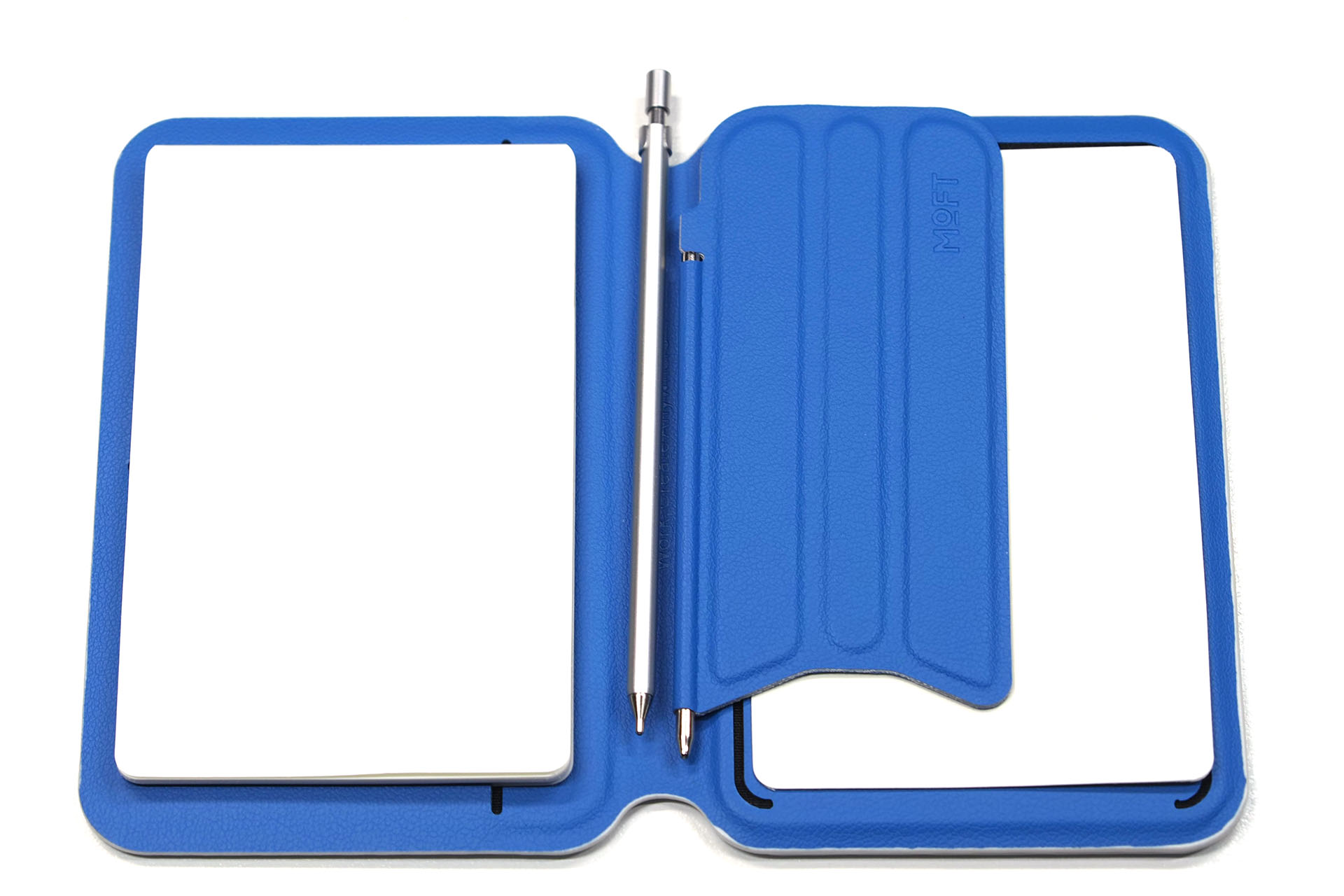 本体の右側フラップの上にSTICKY NOTEを少量貼って「たまに粘着付箋が必要」をカバーしている。