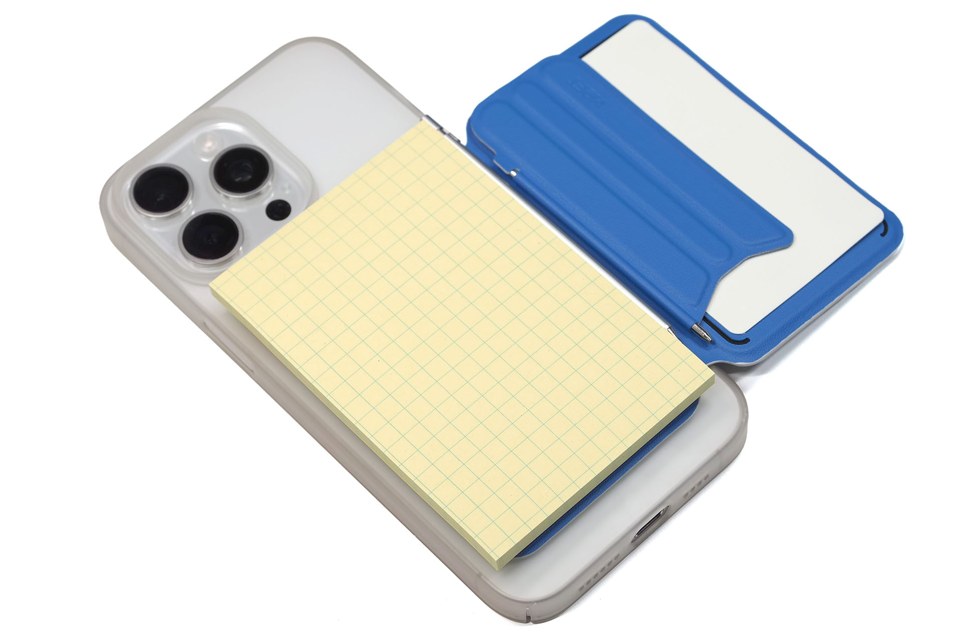 サイズ的には非常にイイ感じだが……MOFT「インスピレーションスタンド&ノート」のスリットに巧く入らなかった。