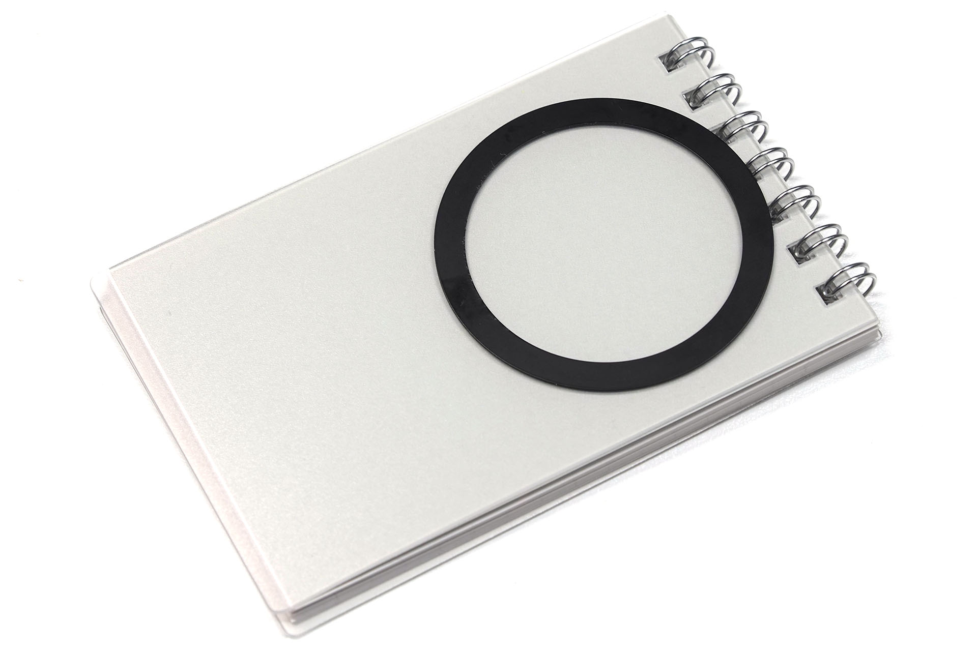 その背面にスマートフォンなどをMagSafe吸着対応にするスチーリリングを貼る。