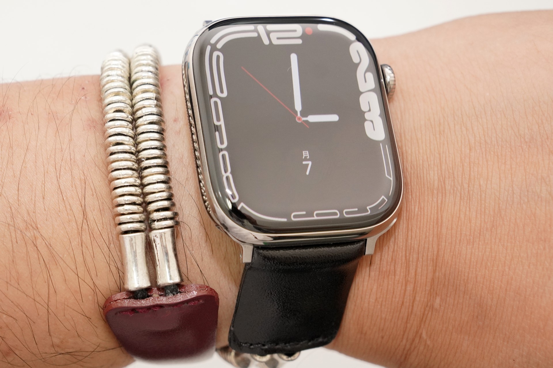 手首に巻くと、まるでアクセサリーを着けているかのようだ