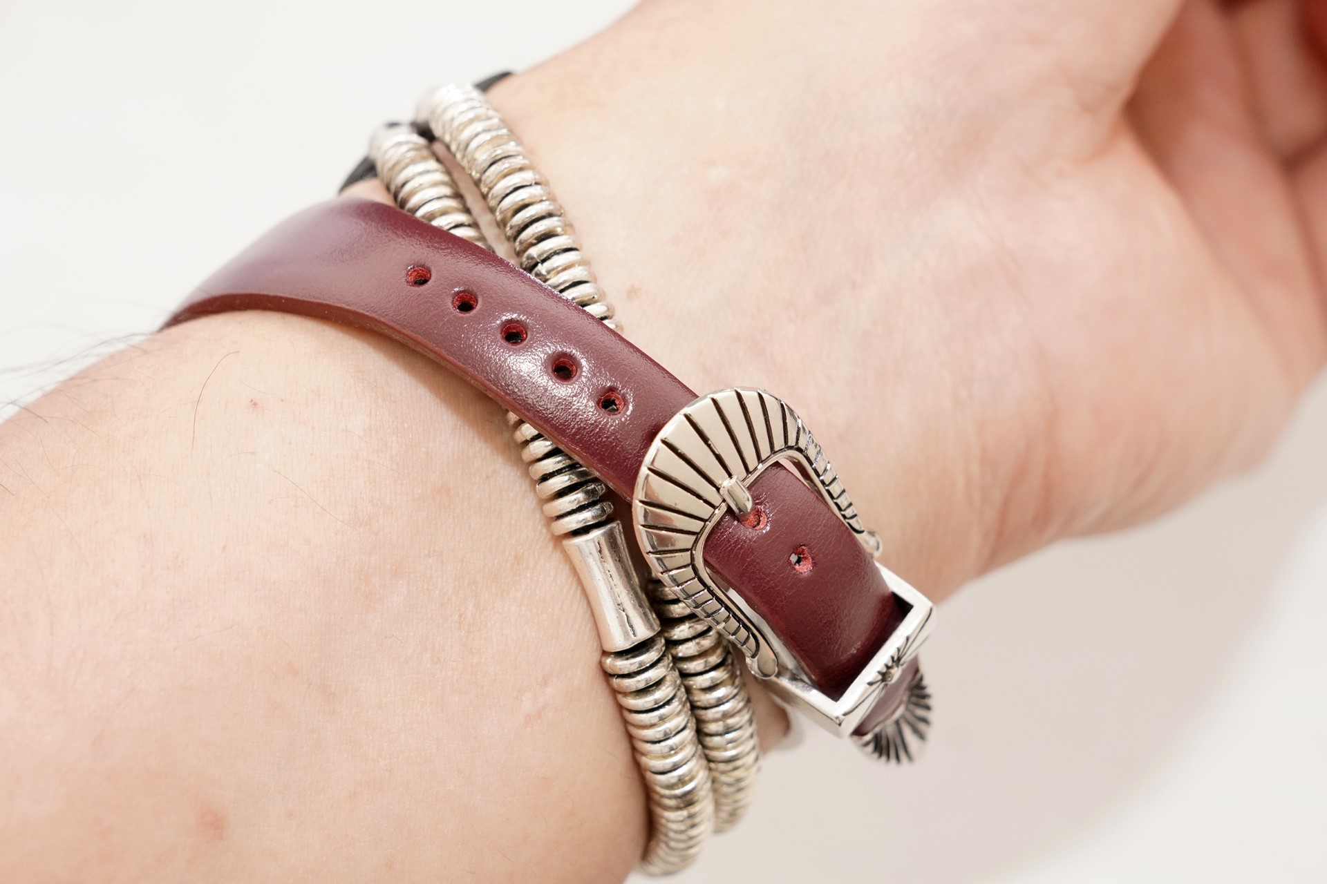 内側のバンドがクロスする部分もスタイリッシュ。サイズはMでちょうどよかった