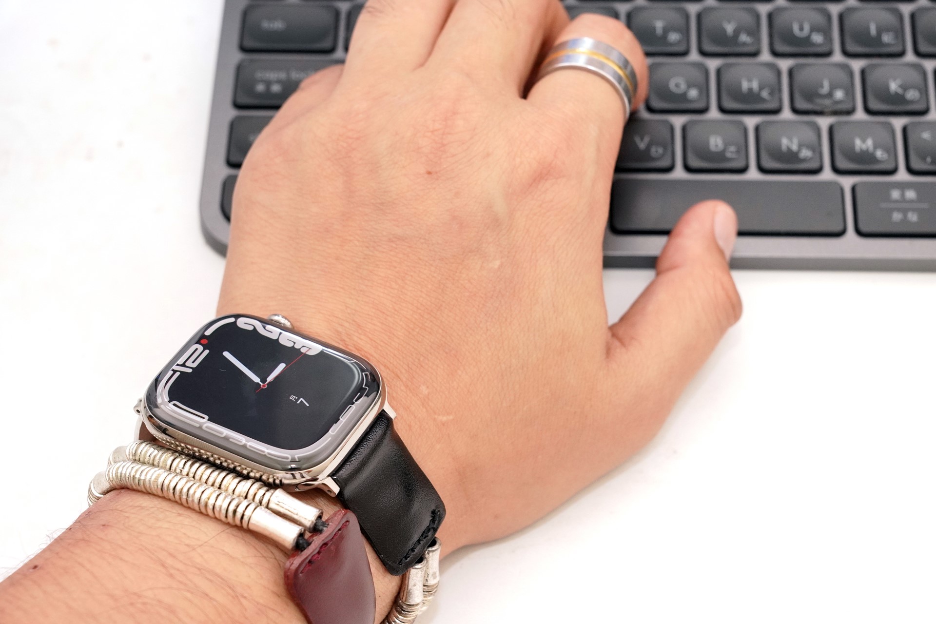 キーボードを打つと、尾錠部分がグイグイ手首に食い込んでくる。仕事にはあまり向かないかもしれない