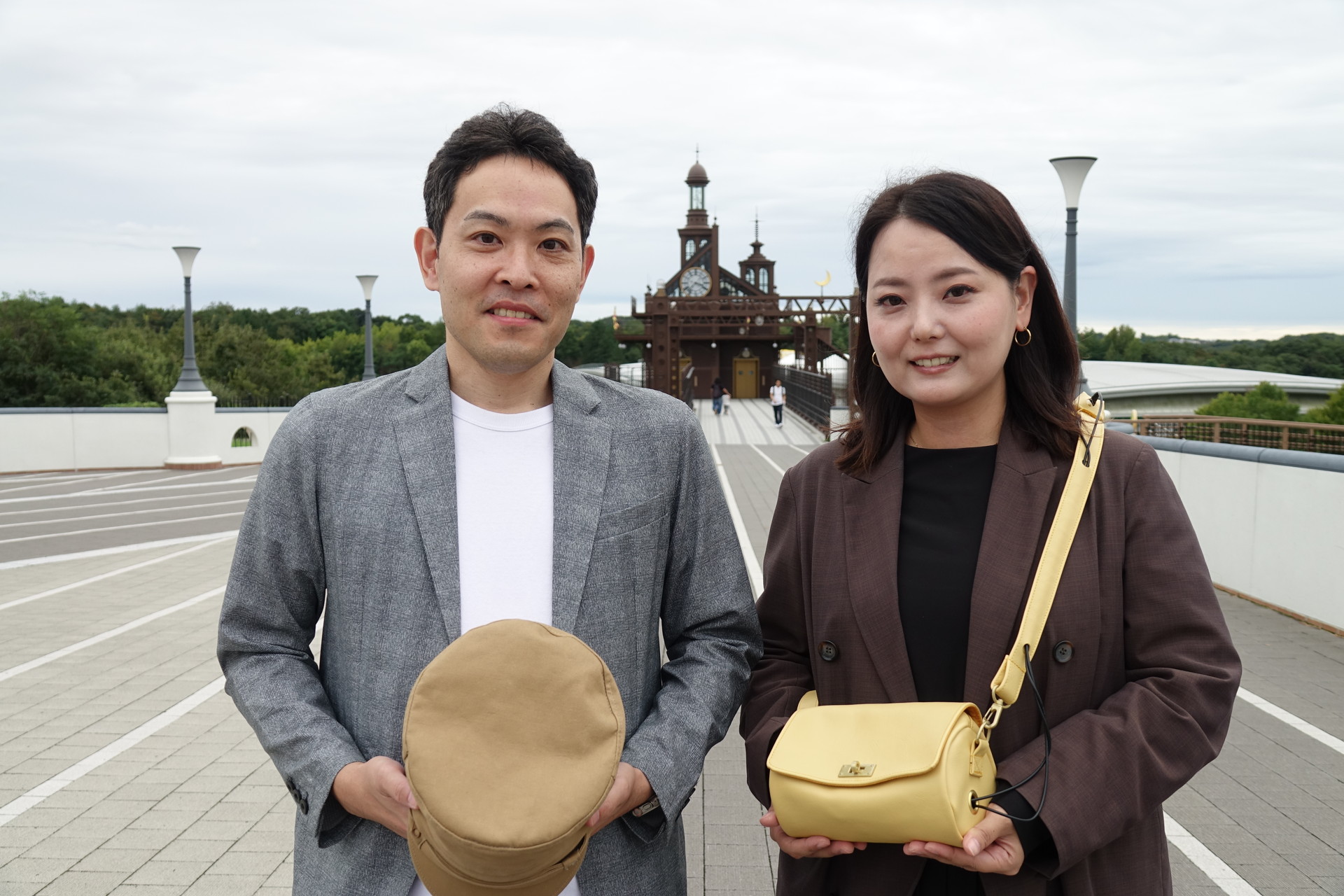 左＝KDDI 先端技術統括本部 先端技術企画本部 システム戦略部 無線通信サービスグループ 伊藤学氏。右＝同 マーケティング統括本部 マーケティング企画部 マーケティング企画2グループリーダー 長井栄子氏