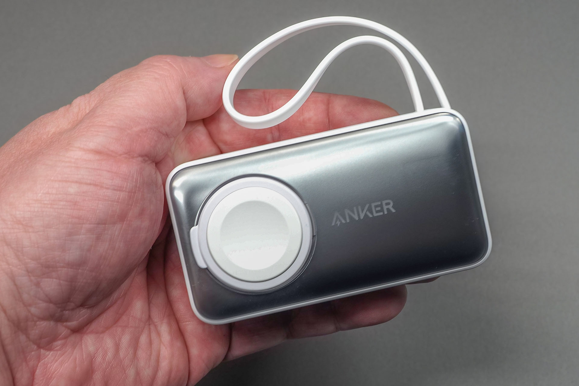 Ankerの「Anker MagGo Power Bank (10000mAh, 35W, For Apple Watch)」は、容量10000mAh/合計最大出力35Wのモバイルバッテリーで、USB-CケーブルおよびApple Watch充電器を内蔵している。