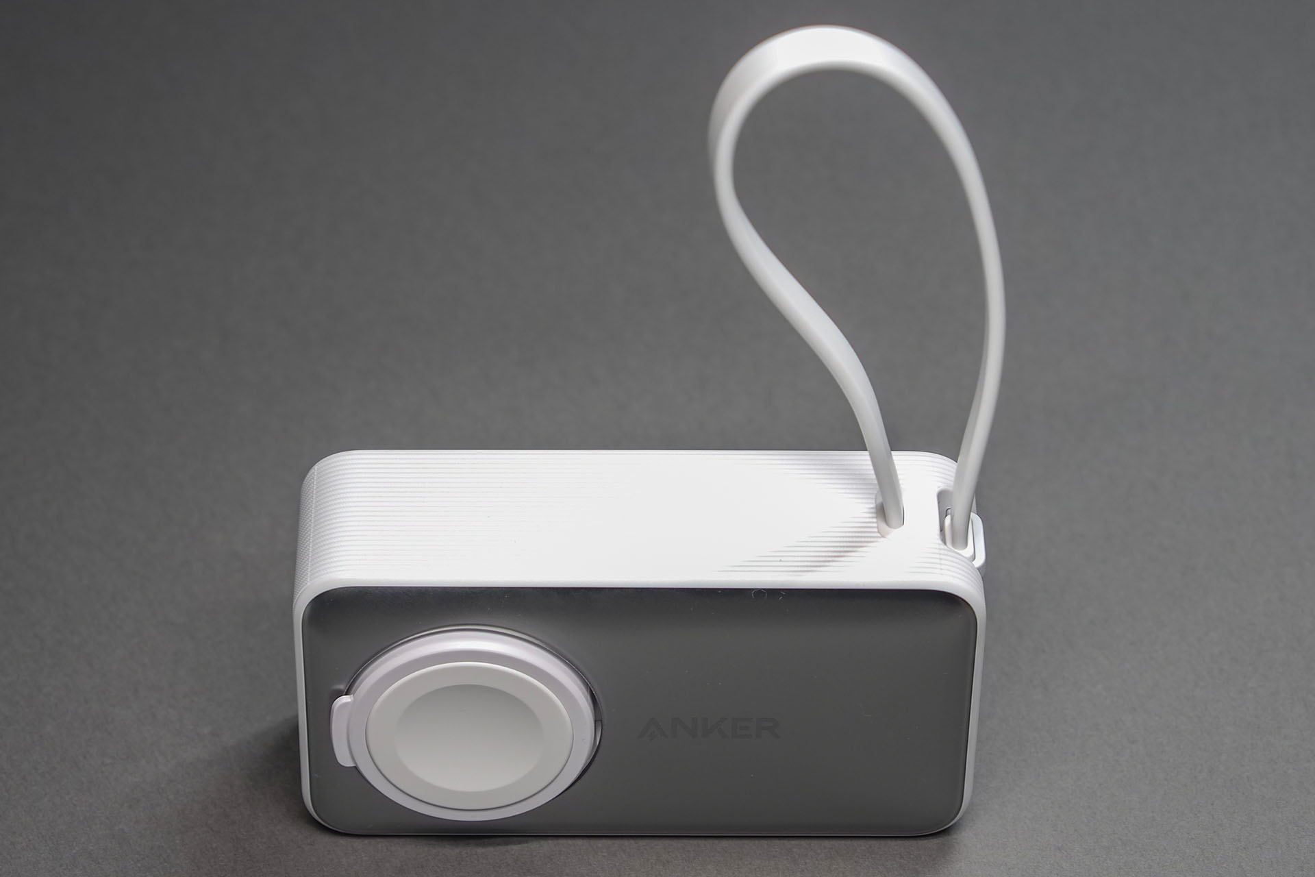 携帯時はUSB-Cケーブルを「手などに掛けるためのリング」として使える。この状態でUSB-C端子は本体にマグネット吸着しているので、端子がズレて出てきたりすることがほぼない。