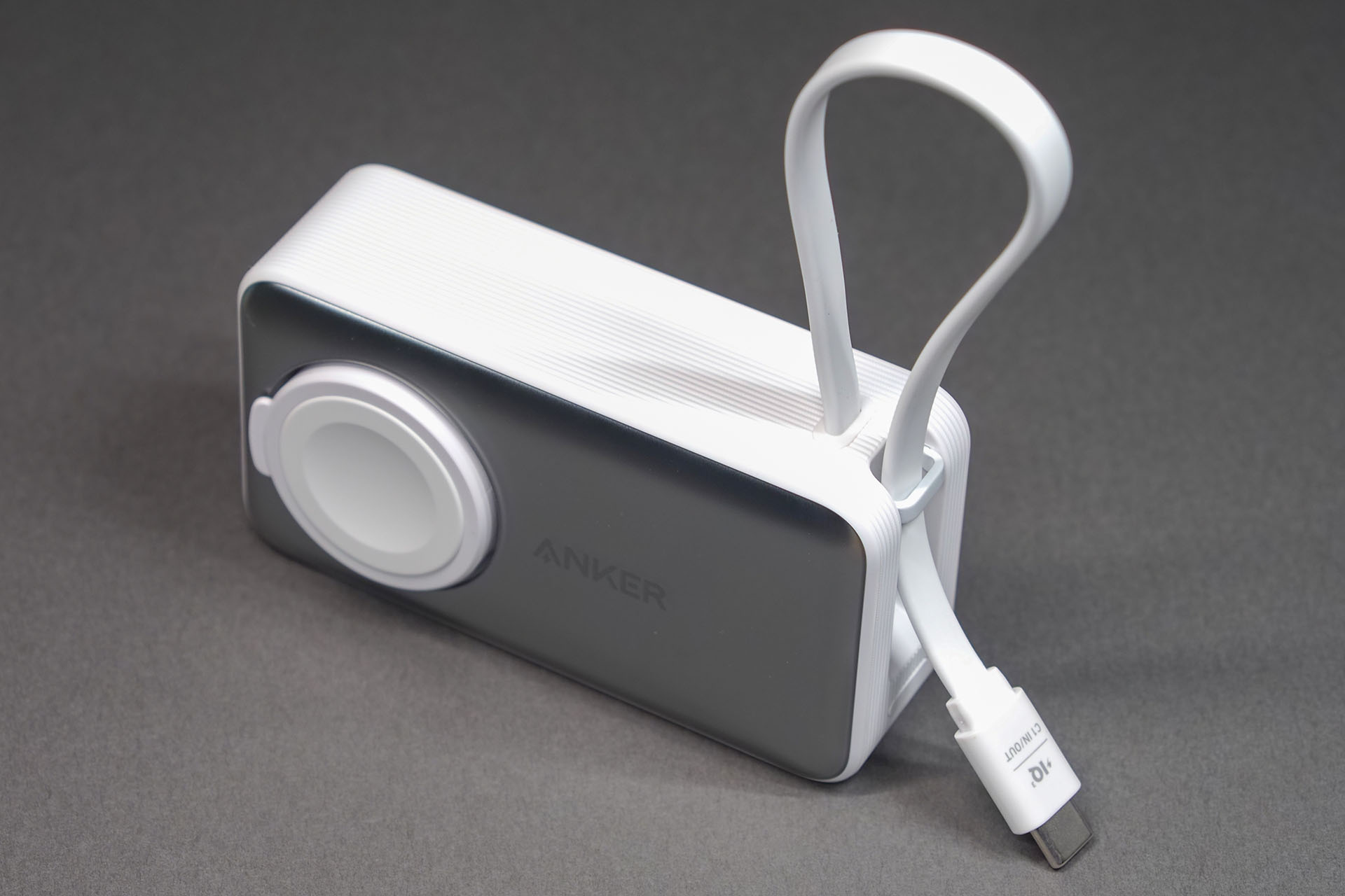 充電時はUSB-Cケーブルを引き出す。このUSB-Cケーブルはデバイスの充電にも、モバイルバッテリー自体の充電にも使える。