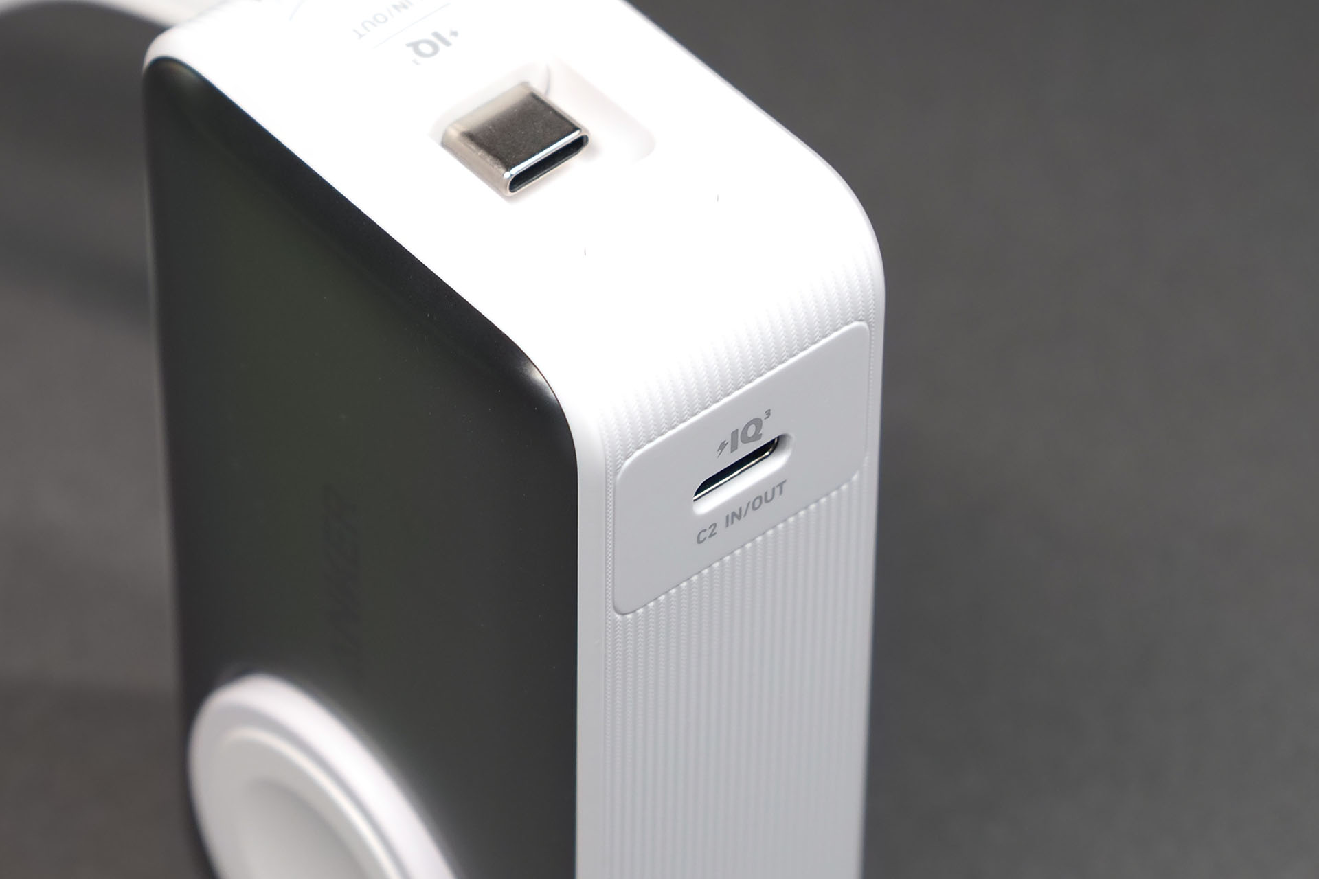 急速充電規格の<a href="https://www.ankerjapan.com/blogs/magazine/about-poweriq3" class="strong bn" target="_blank">「PowerIQ 3.0」</a>に対応したUSB-Cポートも1つある。