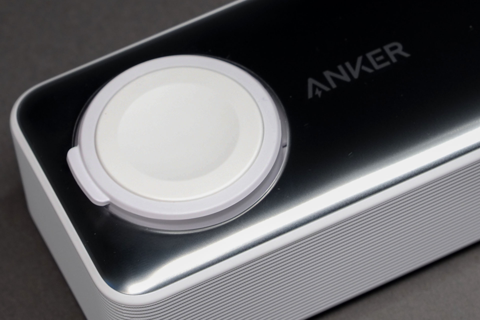 白い丸いパッドが折りたたみ式のApple Watch充電器。