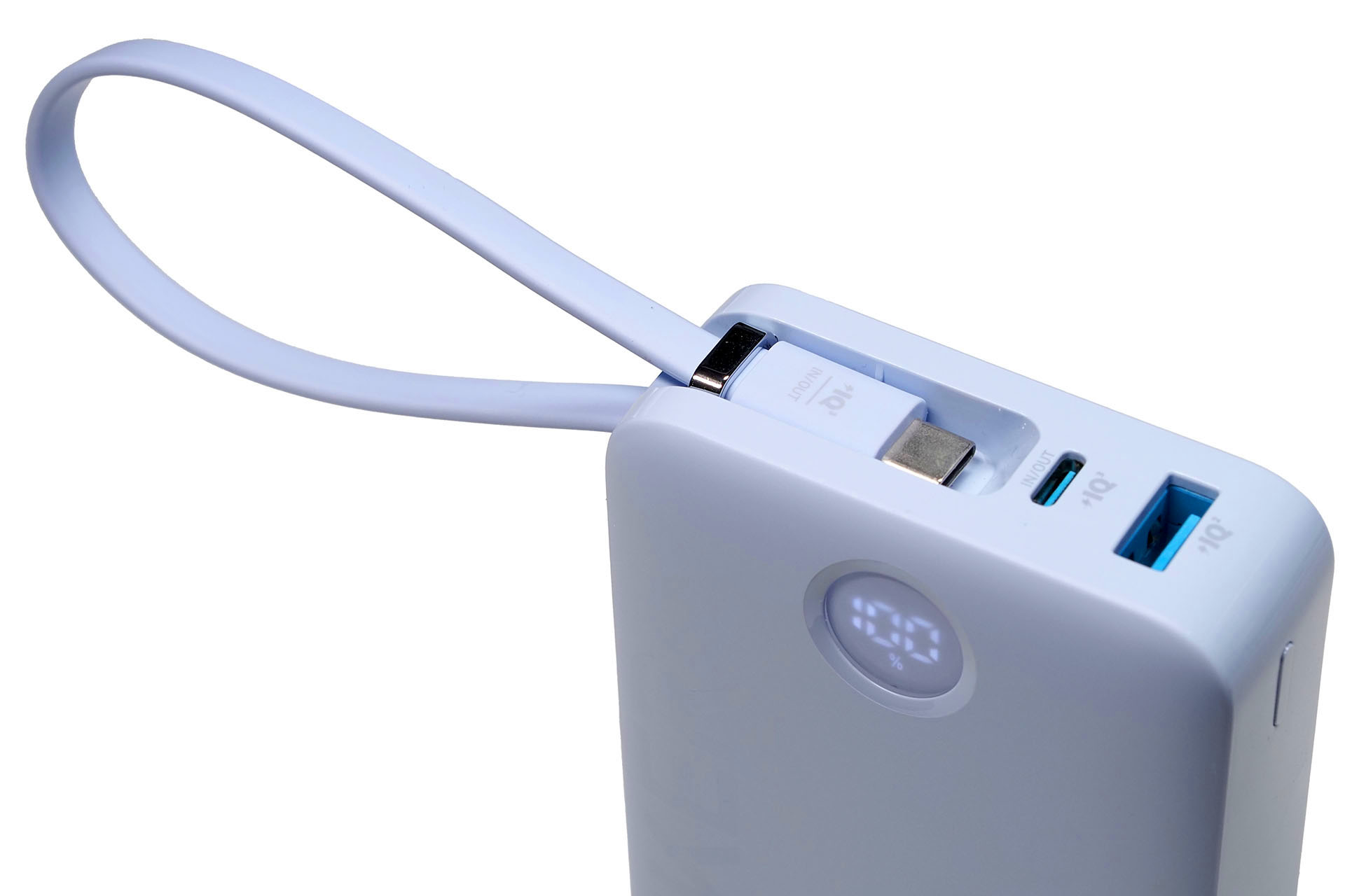 Anker独自の便利機構とも言える一体型のUSB-Cケーブル。USB-CポートとUSB-Aポートも使える。バッテリー残量などを示すディスプレイも実用的。