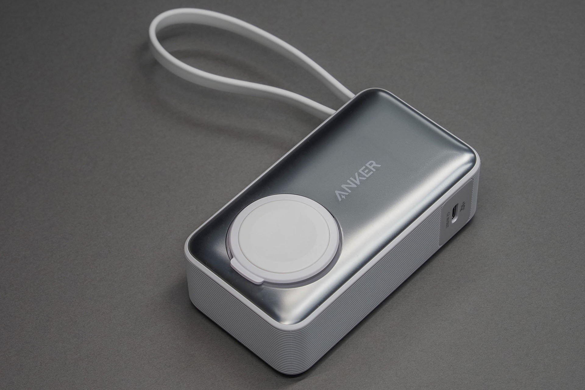 2024年9月30日に発売なのであった。サイズは約95×51×33mmで、重さは約250g。