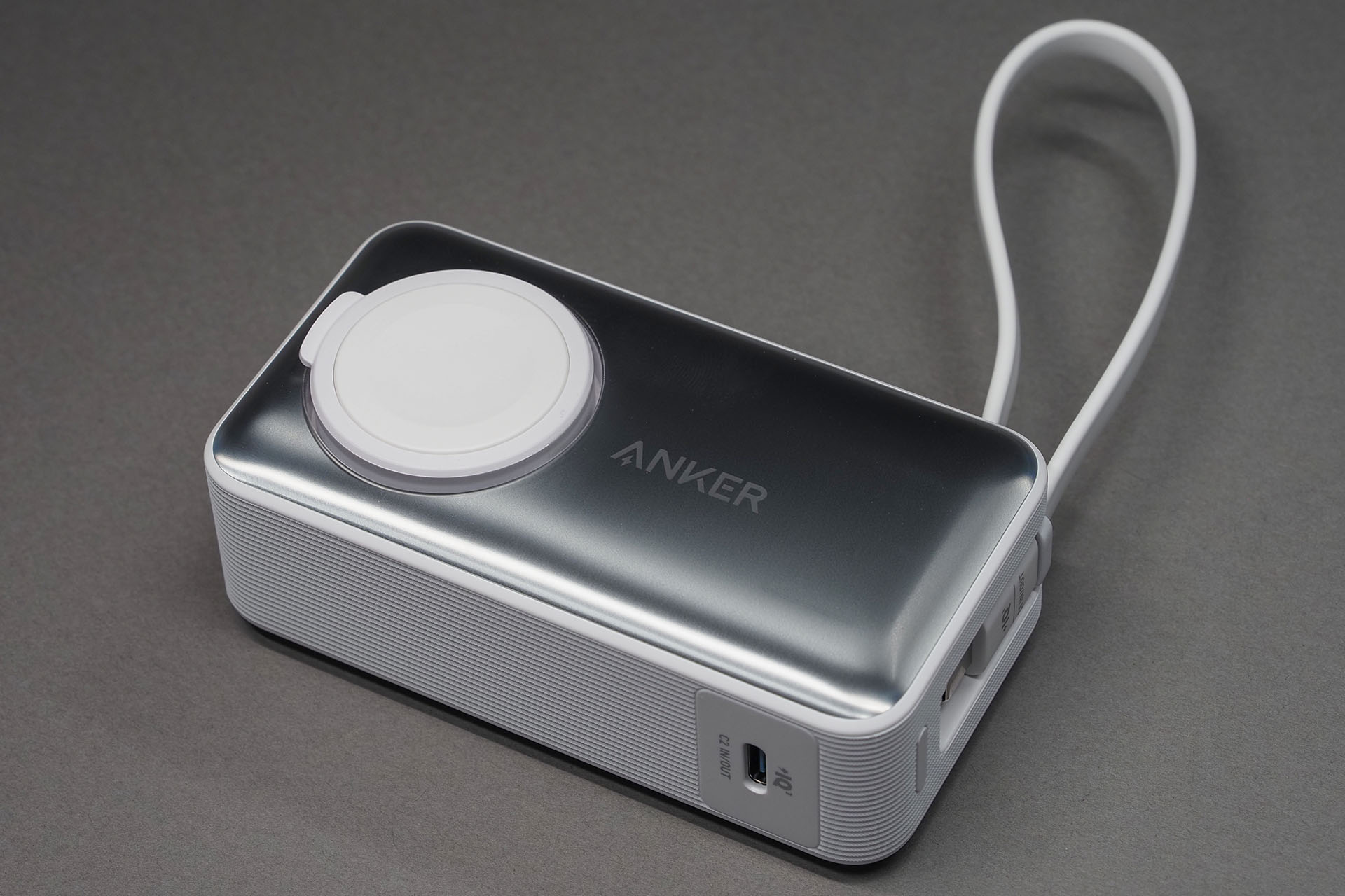 Apple Watch充電器部分は折りたたみ式。