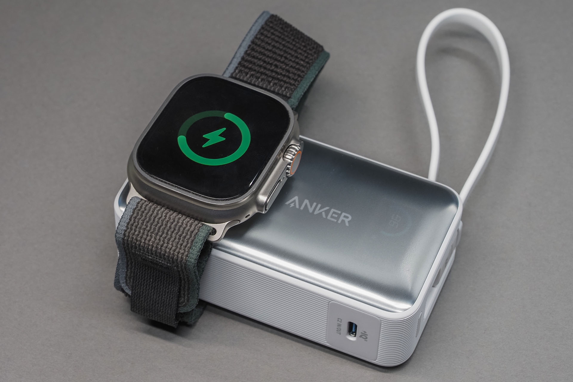 折った状態で充電。