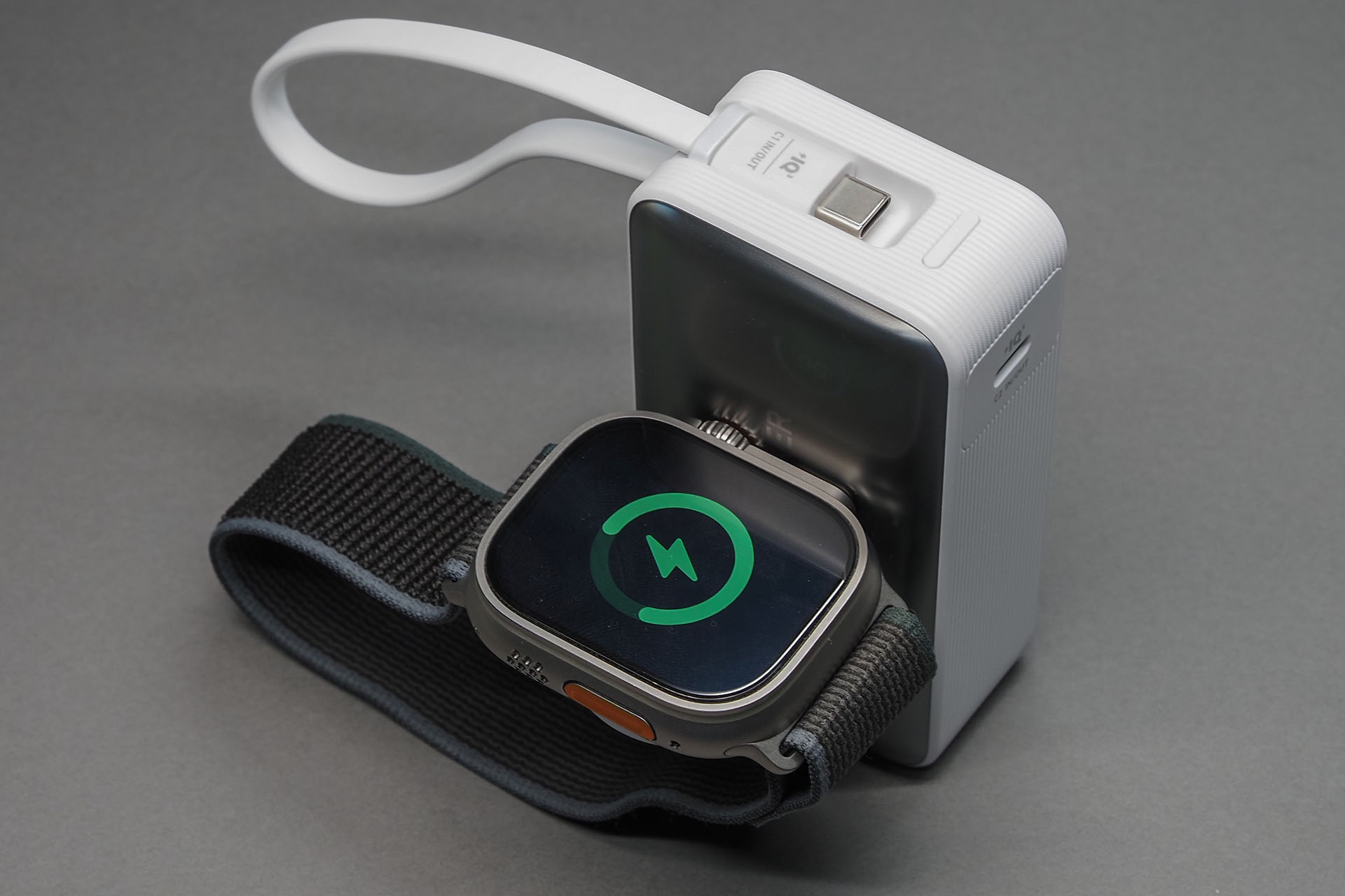 バッテリーを立てればこんなふうにも充電できる。