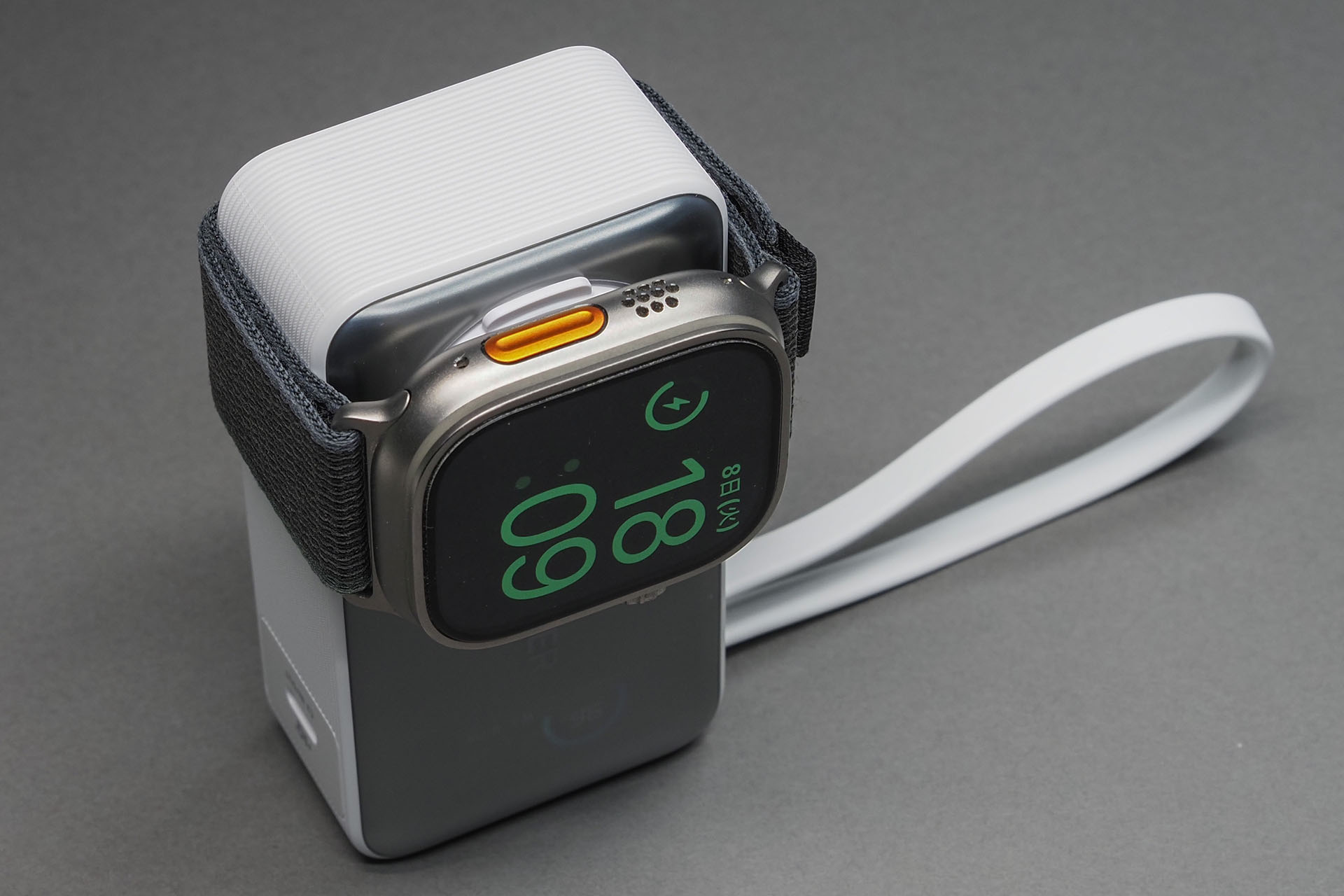 Apple Watchのバンドによっては、バッテリーにApple Watchを巻き付けて充電することもできる。この状態でUSB-Cケーブルのリングに指をかけ、バッテリー＆Apple Watchをプラプラさせても大丈夫だった。