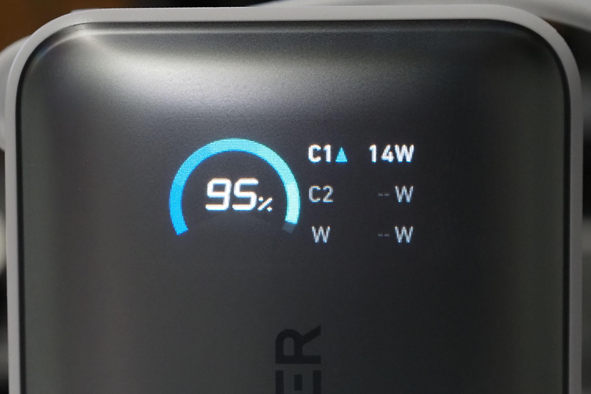 デバイスを充電しているときの表示例。Apple Watchを含む3つのデバイスを同時に充電した場合、C1/C2/W(Apple Watch充電器)のそれぞれに給電ワット数が表示される。