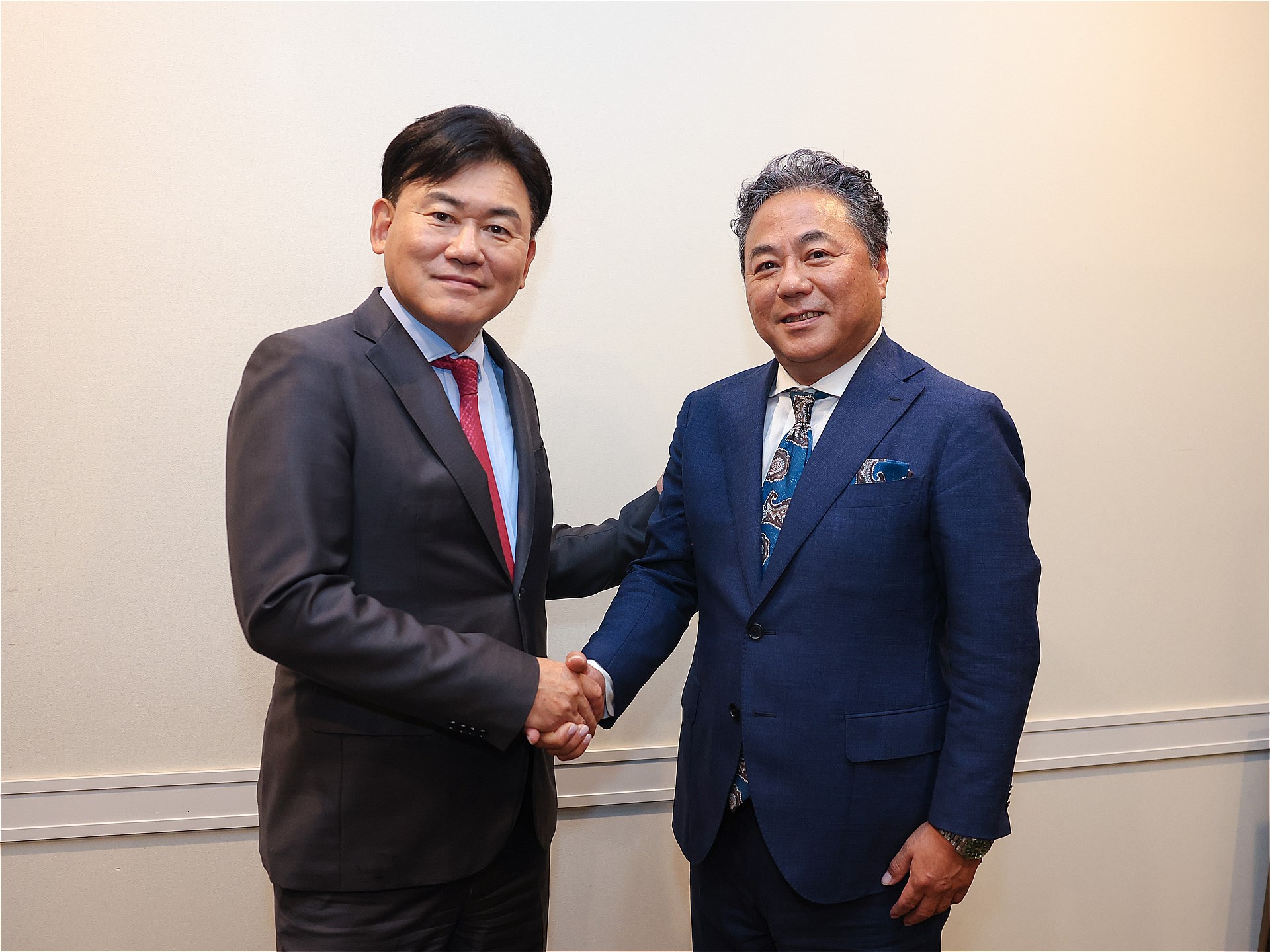 左から三木谷 浩史氏（楽天 代表取締役会長兼社長）と平岡 秀一氏（サイエンスアーツ 代表取締役社長）