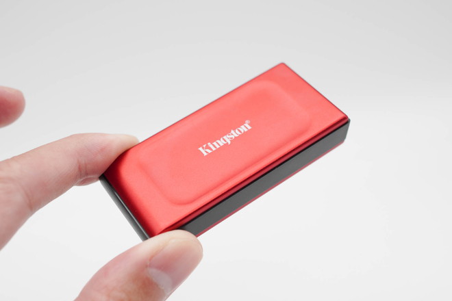 USBメモリよりは大きいが、いわゆるSSDとしてはかなりコンパクトで、カバンの中では見失いやすい