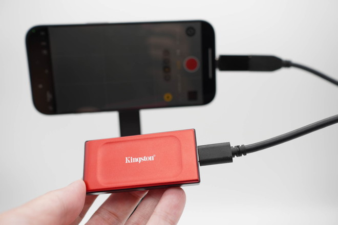 付属のUSBケーブルとアダプタでUSB-CのiPhoneと接続できる。ケーブルはL字の方が扱いやすいが、USB 3.1 Gen2以降対応のものでないと速度が出ない