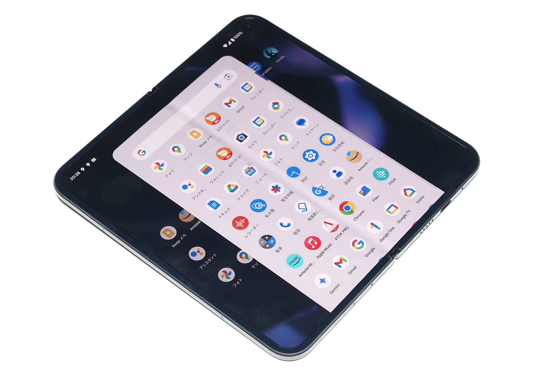 開くと現れるメインディスプレイは8インチ。ほぼ正方形の珍しいアスペクト比だ。