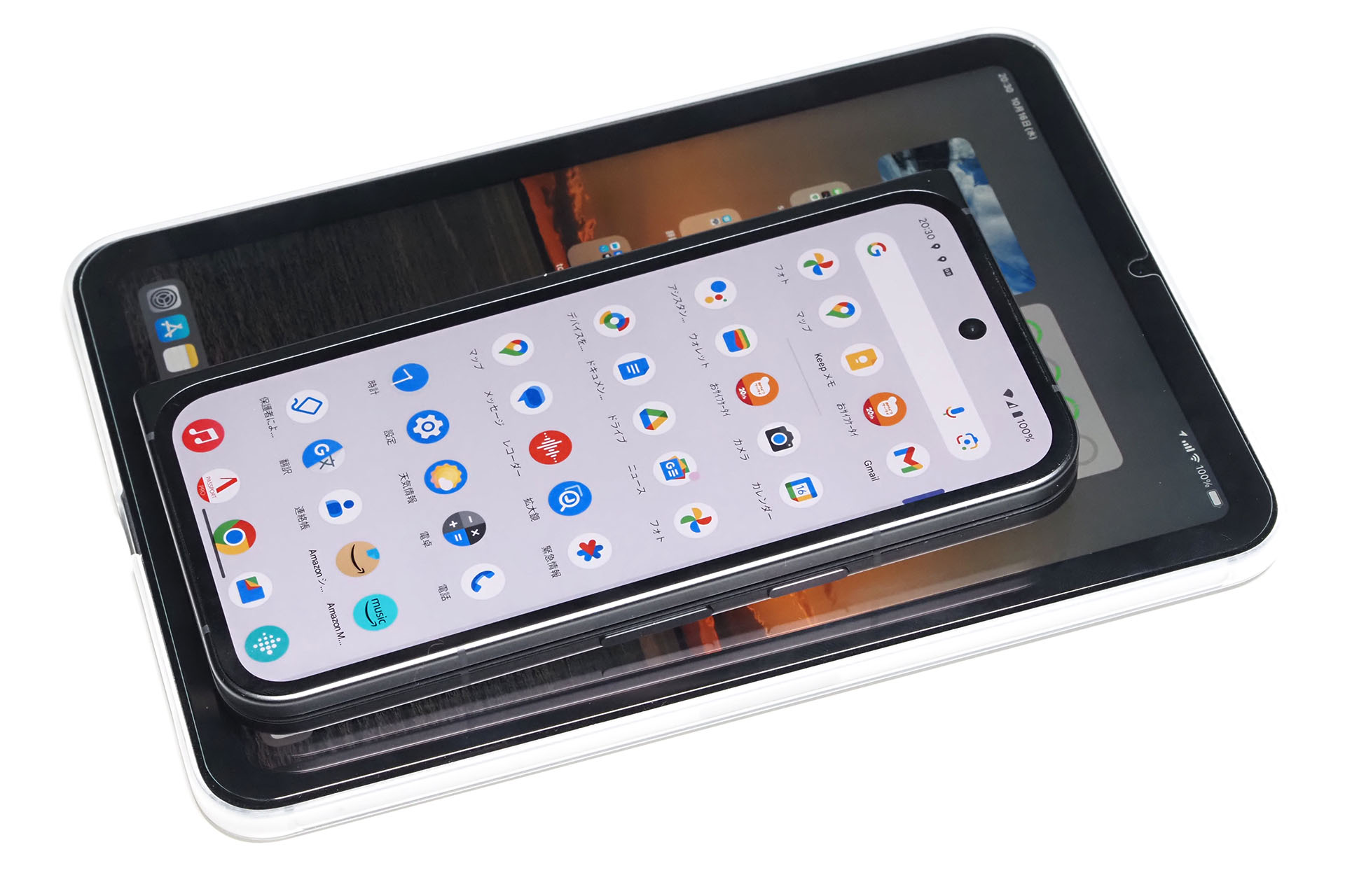 iPad mini 6の上に折りたたんだGoogle Pixel 9 Pro Foldを乗せてみた。