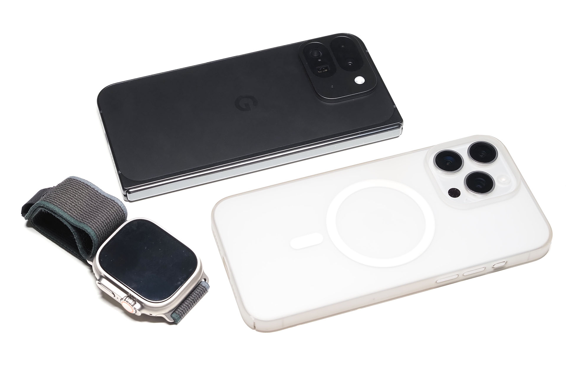 Google Pixel 9 Pro FoldとiPhone 15 Pro Maxの2台持ち。Apple Watchも装着している。