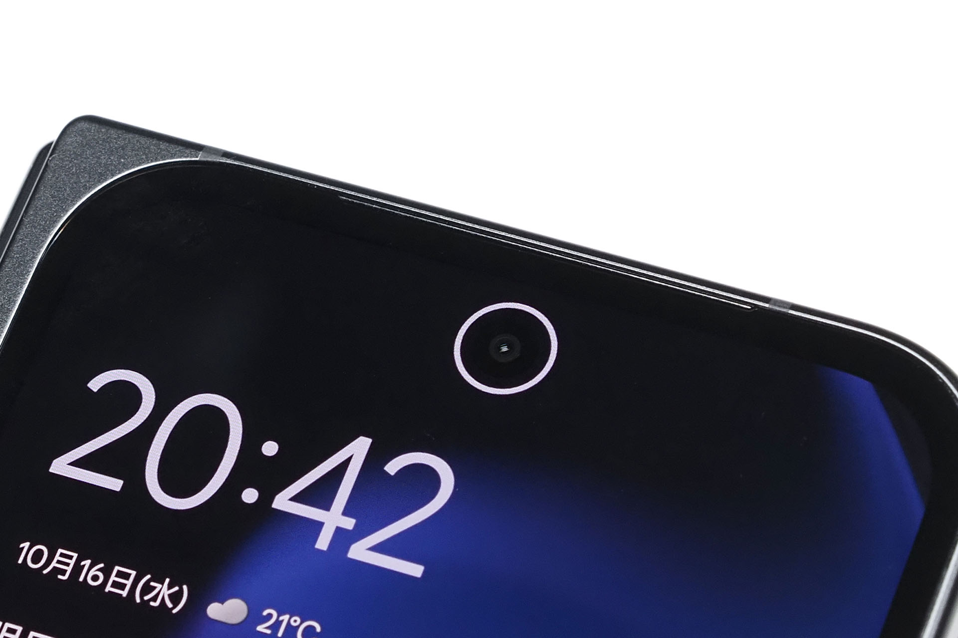 カバーディスプレイのカメラ位置は上部中央。閉じているときはここで顔認証される。