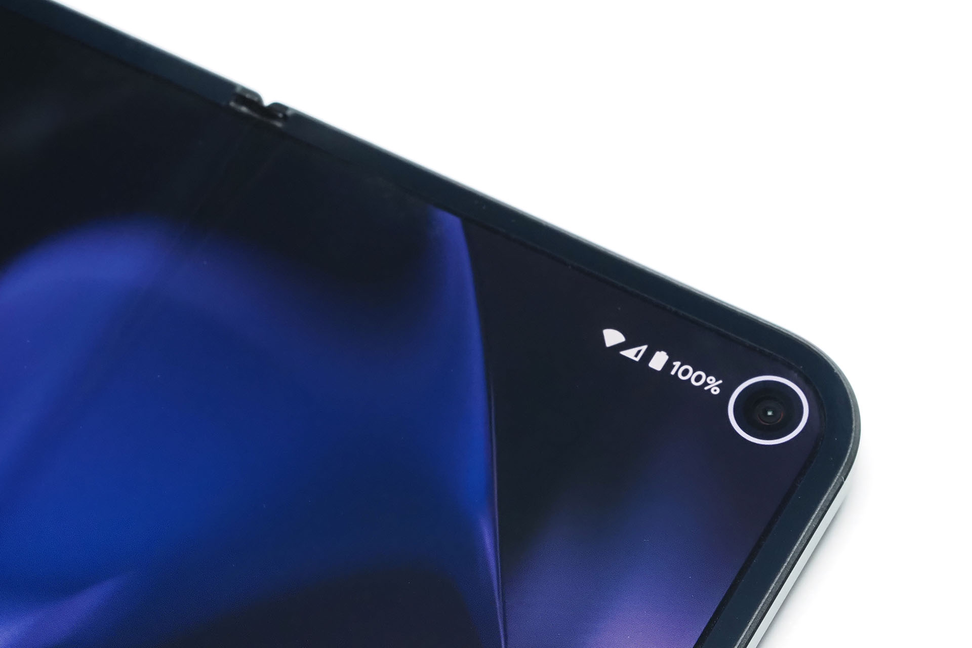 メインディスプレイのカメラ位置は右上。開いている場合はここで顔認証される。