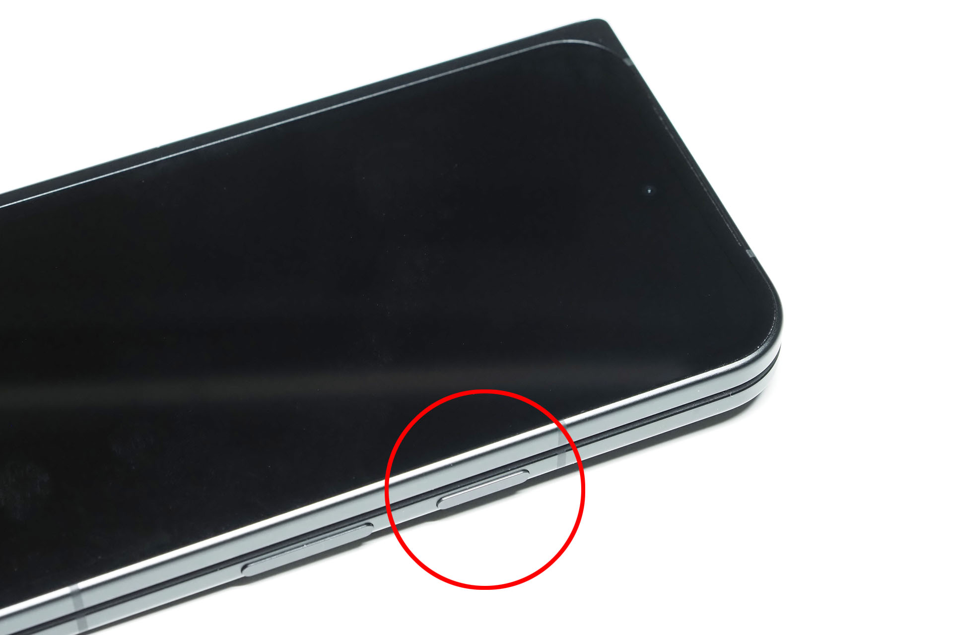 指紋認証は電源ボタンで行われる。