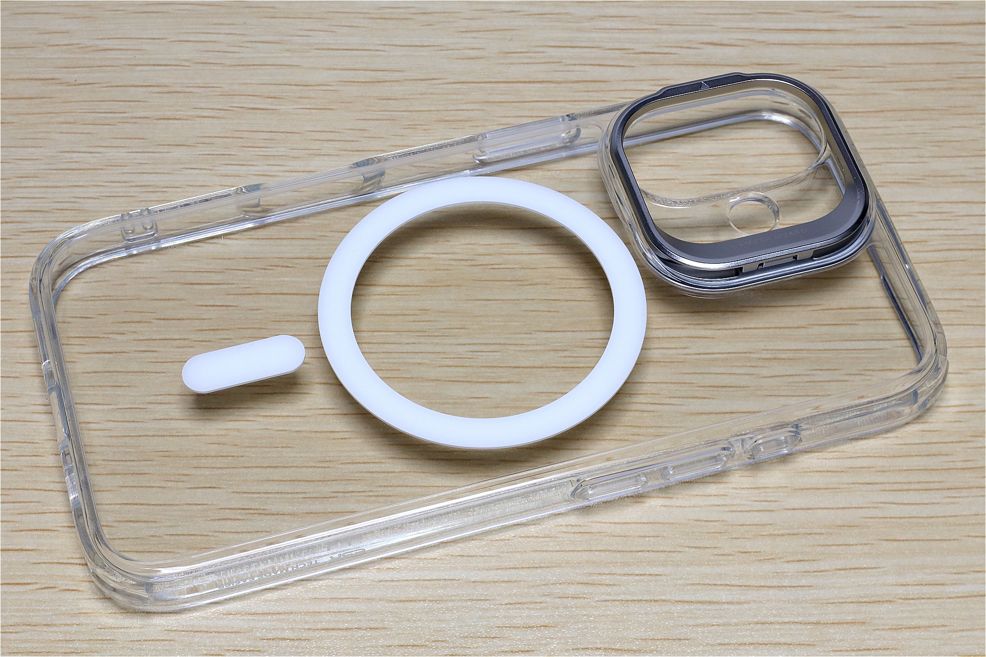 今回はクリアのケースを使ってみた。ほかにもカラーバリエーションやケースタイプは豊富にある。