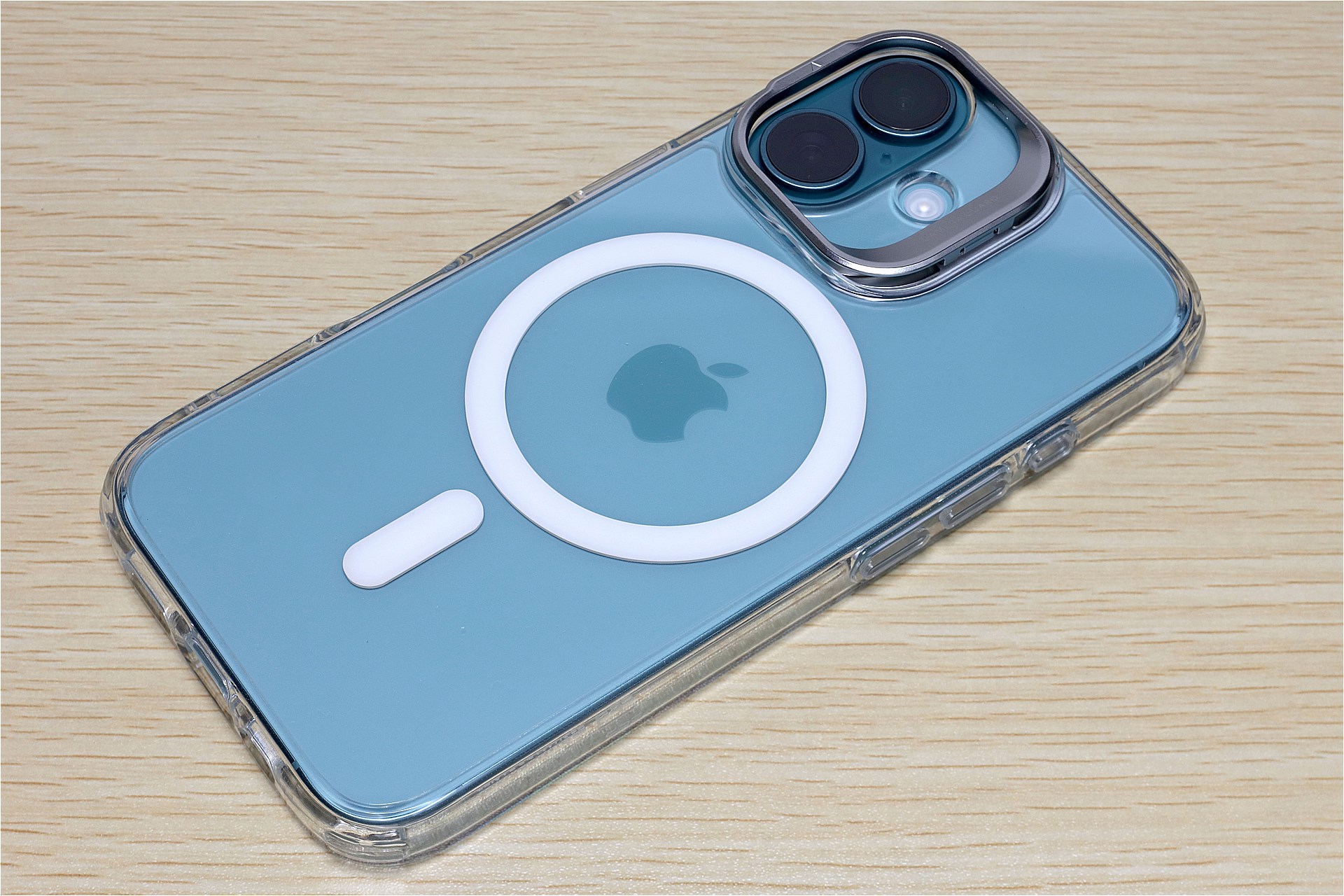 クリアのケースはiPhoneの本体色がしっかり見える。ケースの素材は、サイドが熱可塑性ポリウレタン(TPU)、背面がポリカーボネート。