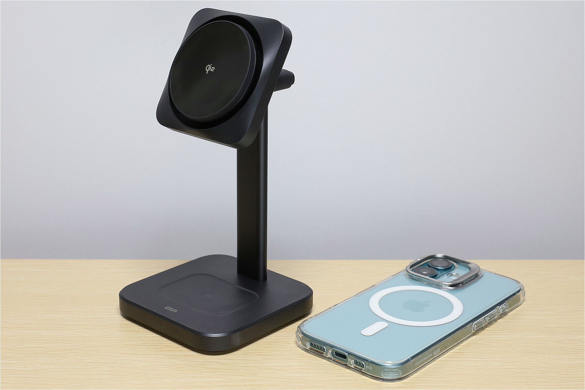 写真のチャージスタンドは「Qi2 3-in-1 Wireless Charging Station with CryoBoost (HaloLock)」。MagSafe対応iPhone、Apple Watch、AirPodsを充電できるスタンドだ。