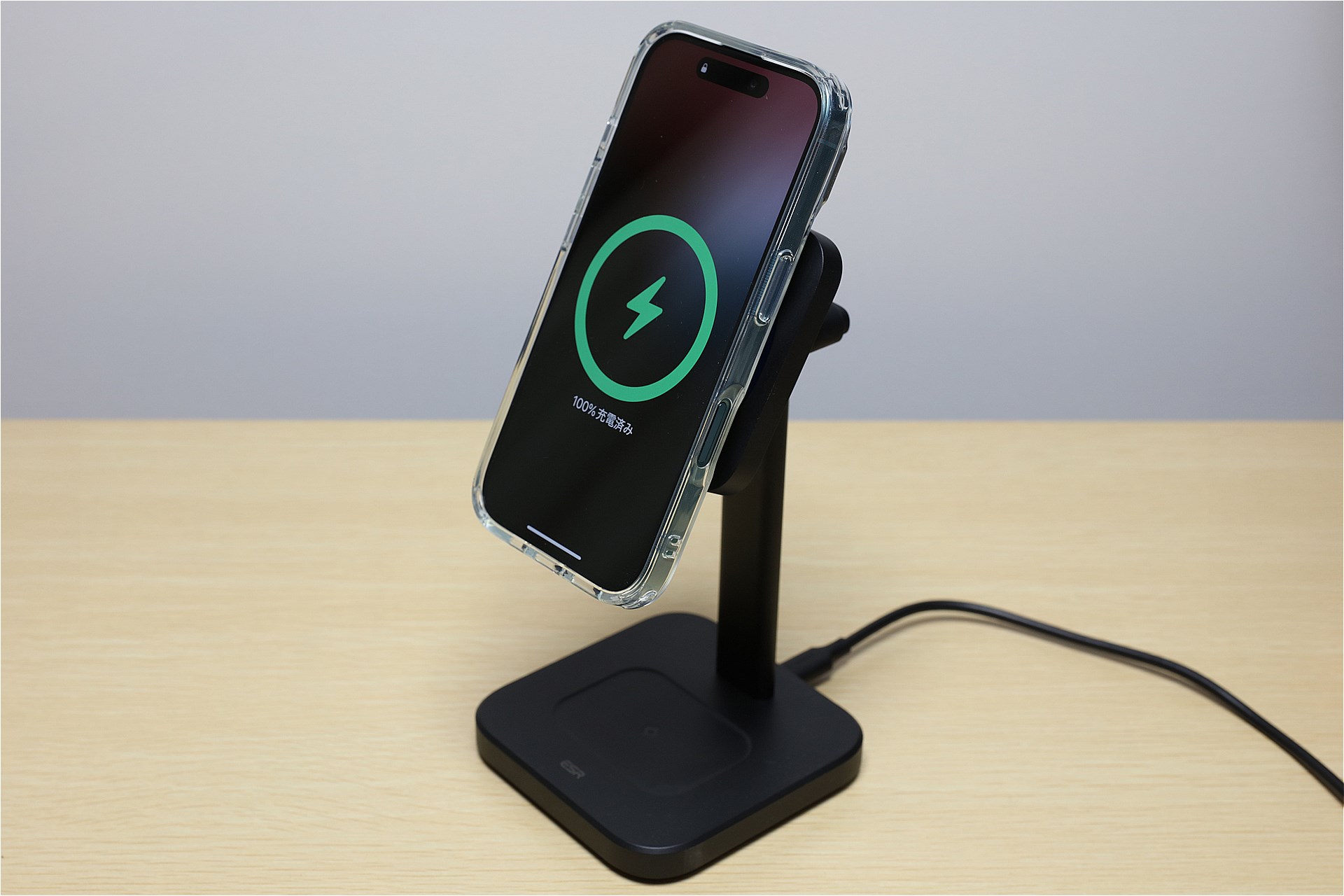 バッチリMagSafe充電される。