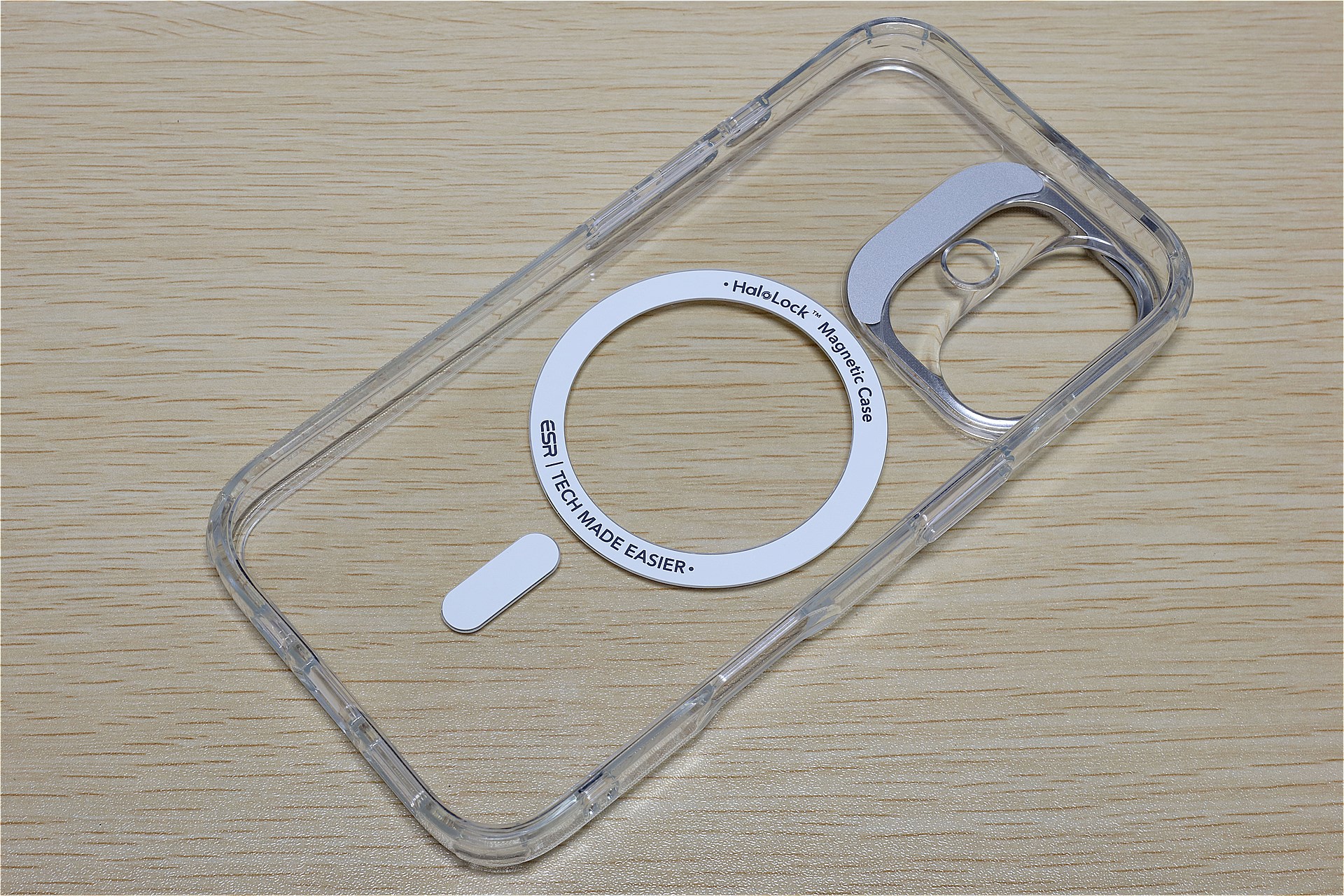 ケース背面のポリカーボネートの厚みは1.5mm(実測値)だった。こういう薄さでも安心できる強度が得られるのがポリカーボネートの良さだ。