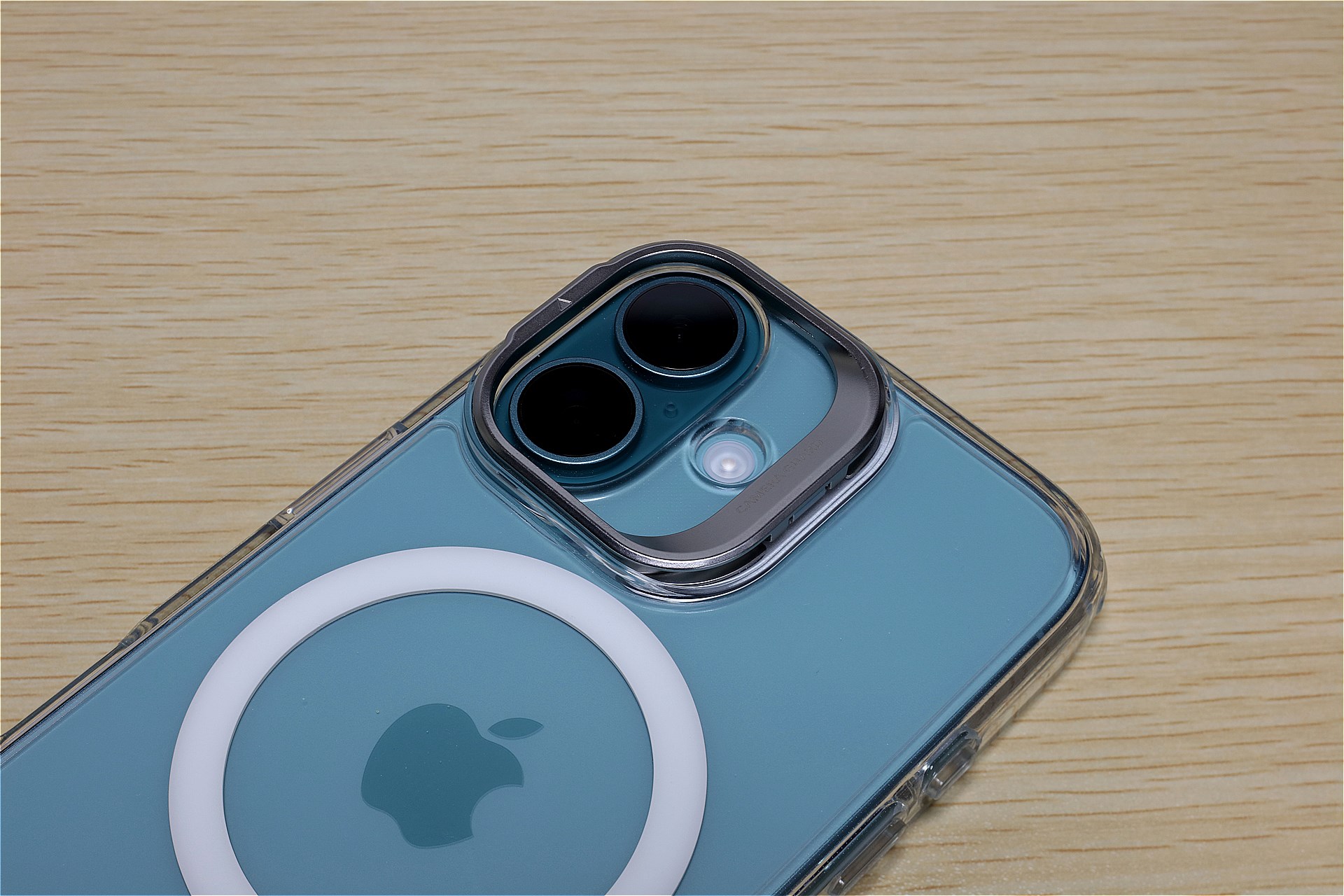 レンズガード？　と思ったらこれが「STASH STAND」という“隠れスタンド”なのだ。