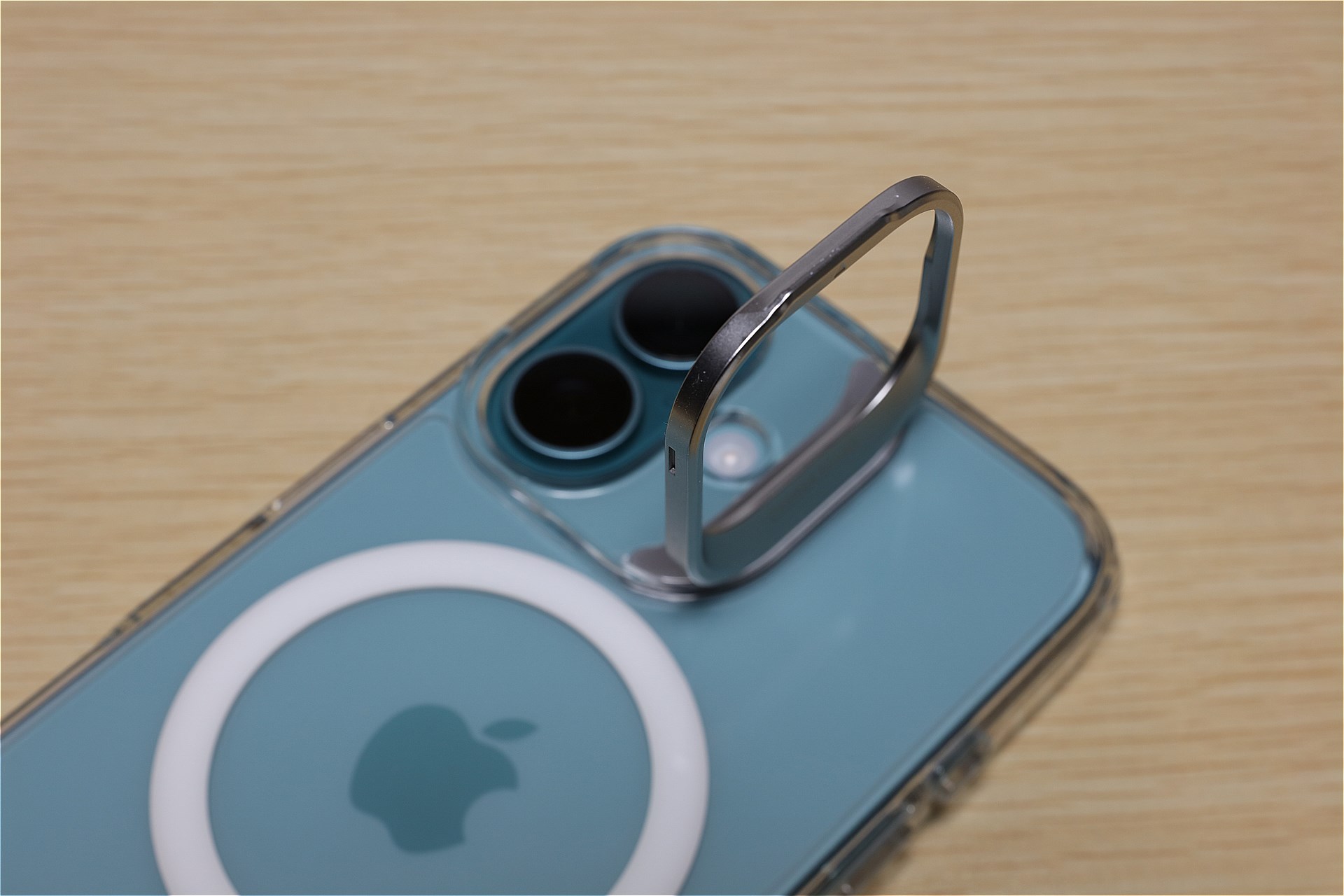 90度まで展開する。不使用時(倒したとき)は「カチッ」という感触でケース上にロックされ、不意に開いたりはしない。$$