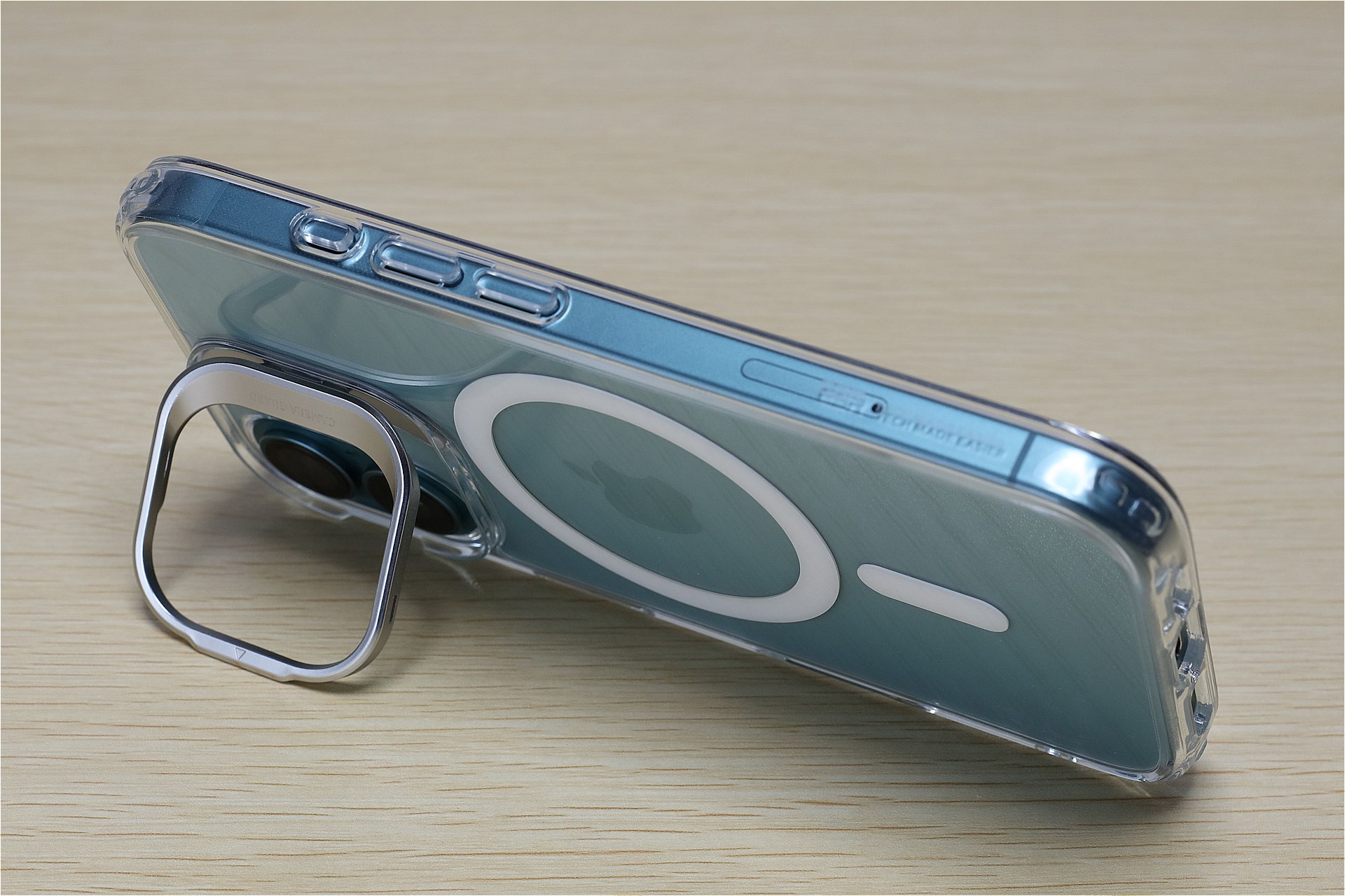 横置きにすれば動画コンテンツなどを楽な姿勢で楽しめる。