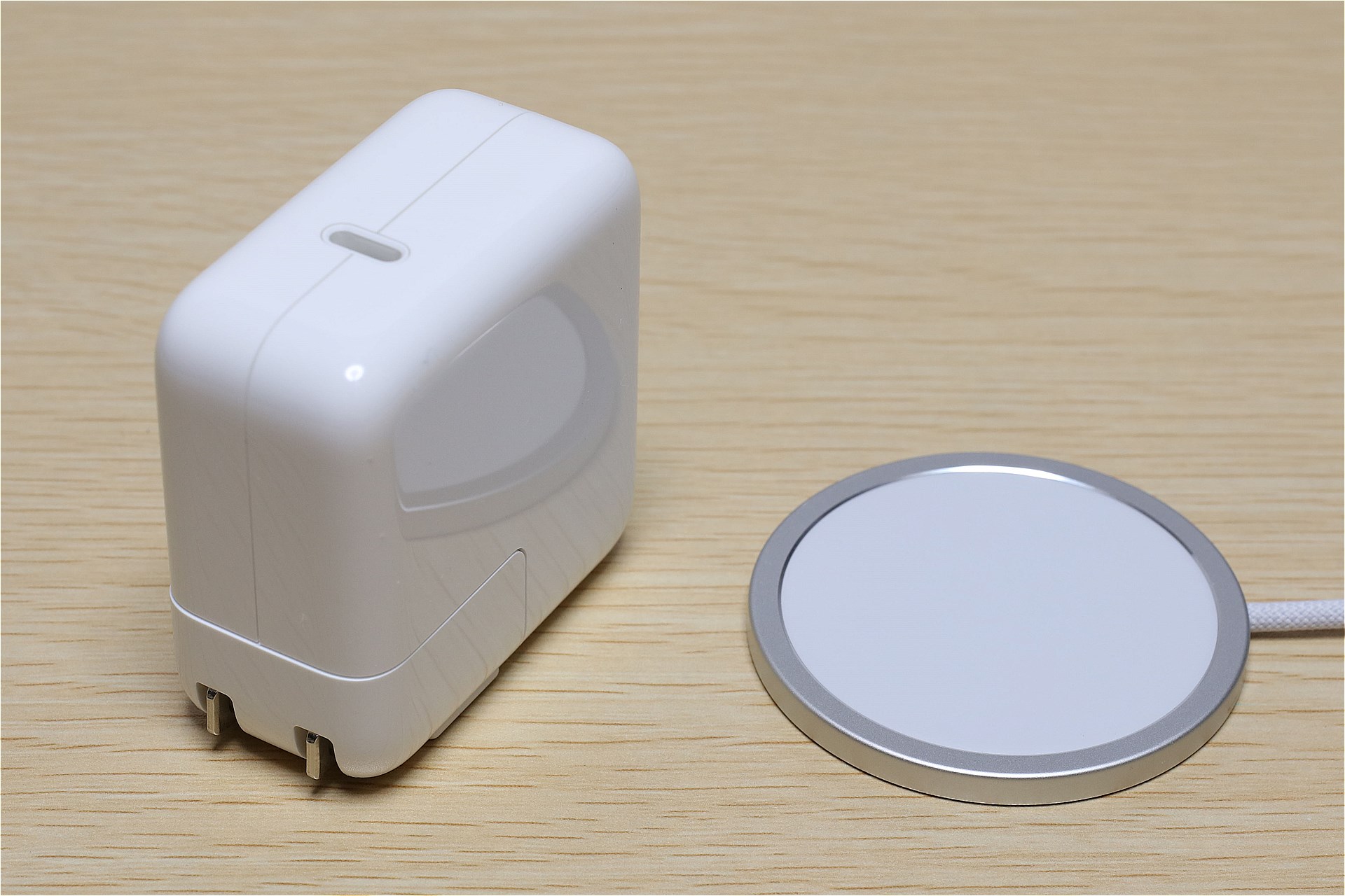 Apple純正のMagSafe充電器とApple製30W電源アダプタの組み合わせて充電してみた。この組み合わせなら最大25Wのワイヤレス充電が行えるからだ。
