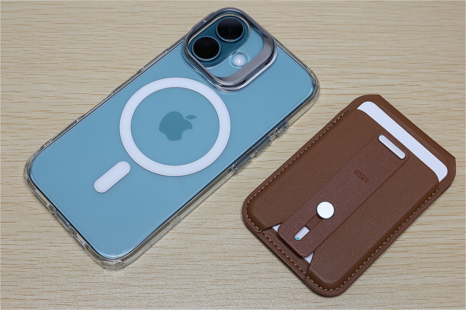 ESRのMagSafe対応カードケース「MAGNETIC WALLET STAND」はスタンドにもなるカードケースだ。ベルト状の部分を起こして指を通せばスマートフォンの落下防止にもなる。