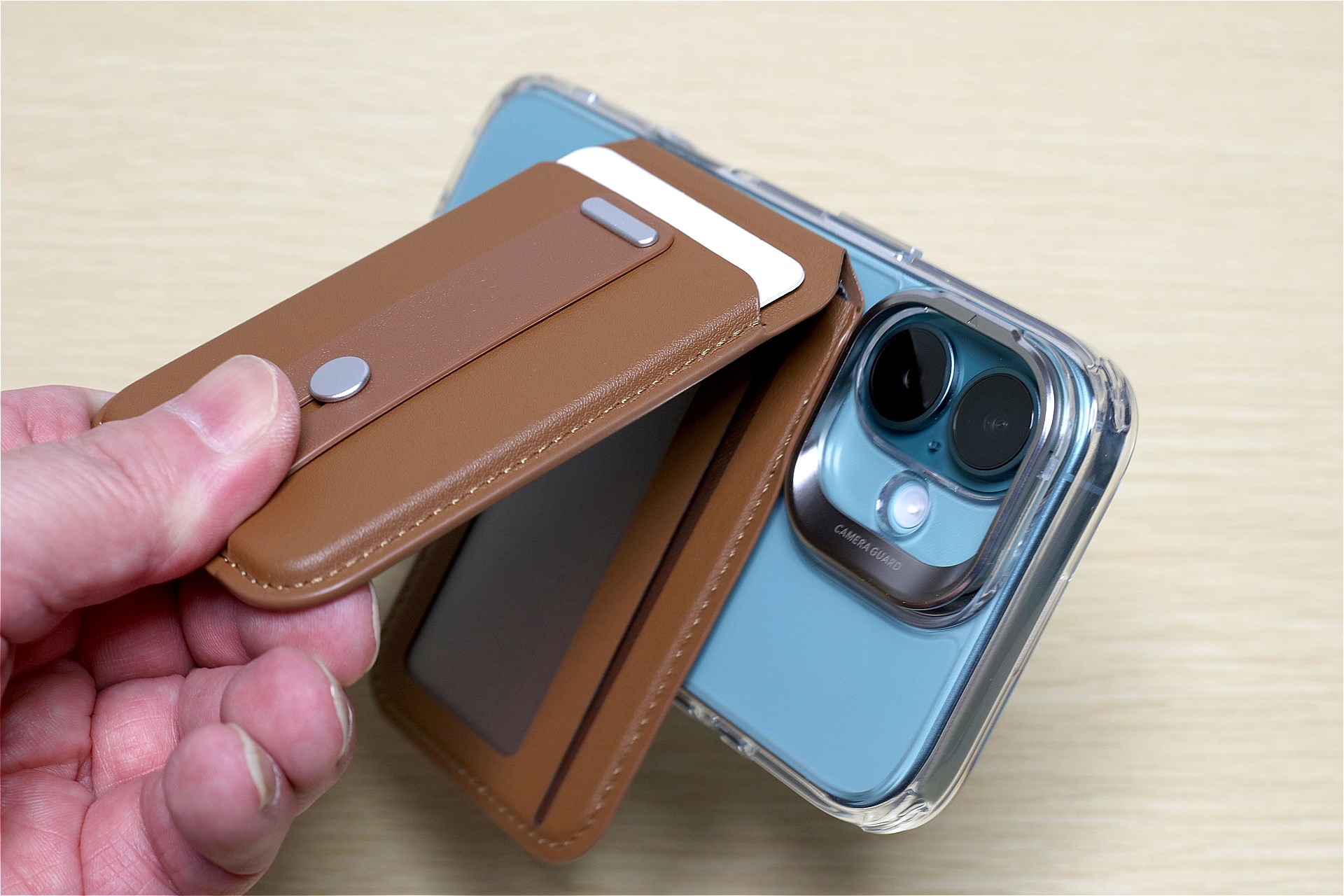 iPhoneケース側もカードケース側も、マグネット吸着力が非常に強いので、カードケースの端を持ってiPhoneを振るようにしても落ちる気配すらない。