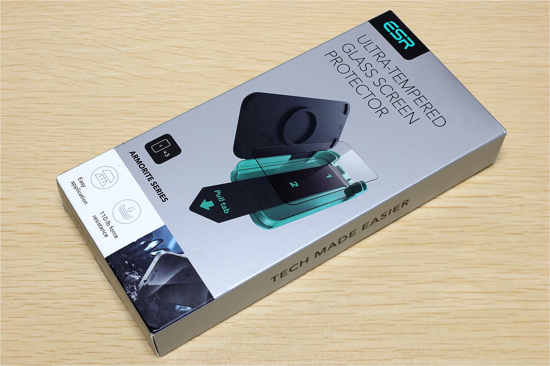 こんなガラスフィルム製品。非常に簡単に完璧なフィルム貼りが可能なのだ。