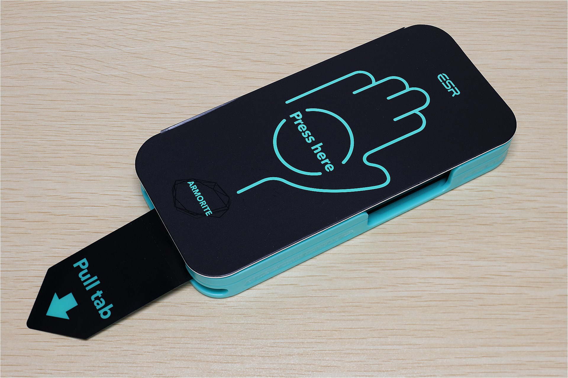 ガラスフィルムを貼るための治具が付属している。