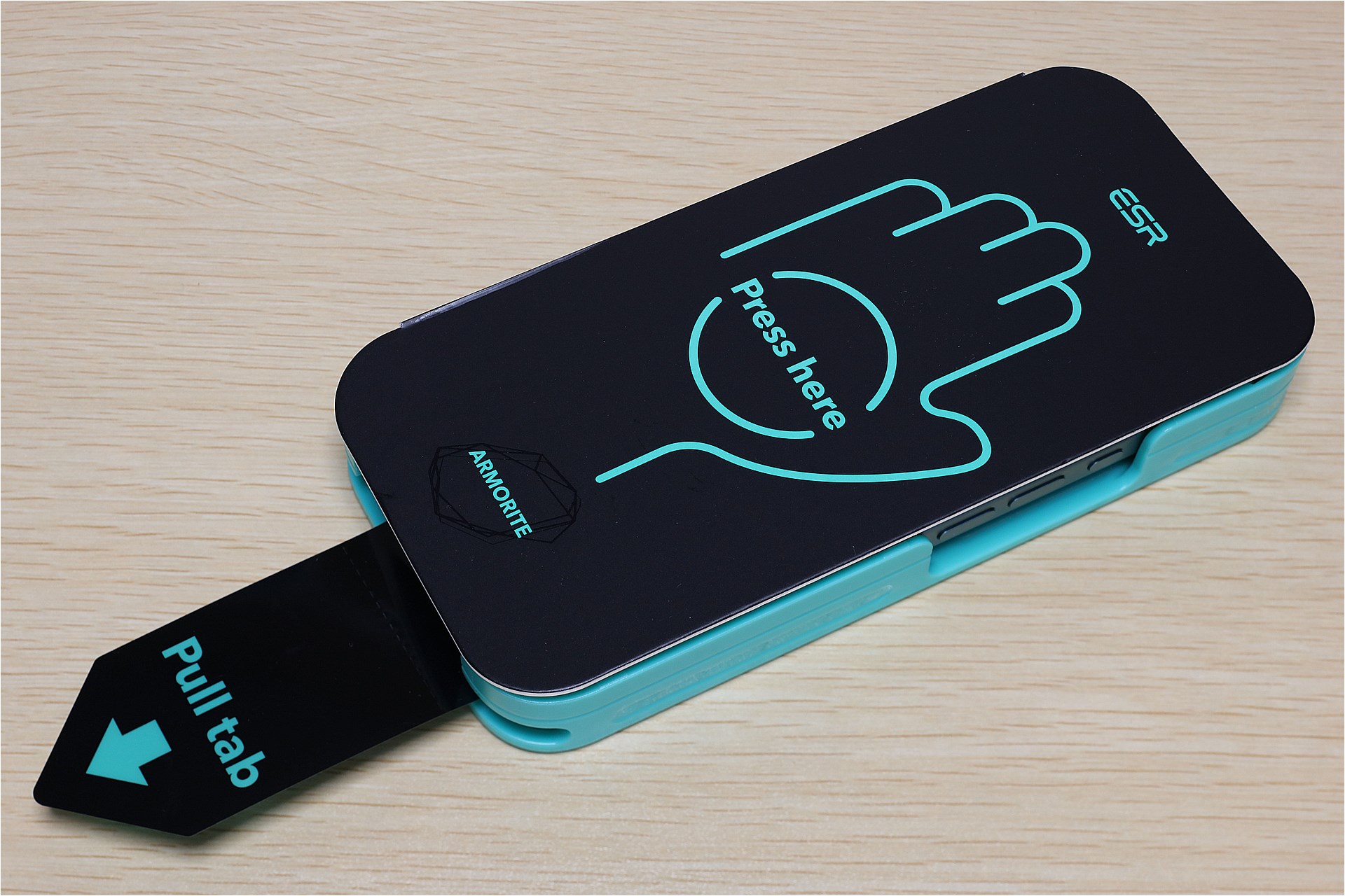 本体を閉じて押さえてタブを引くだけ！　それだけで正しい位置にガラスフィルムを貼れる。