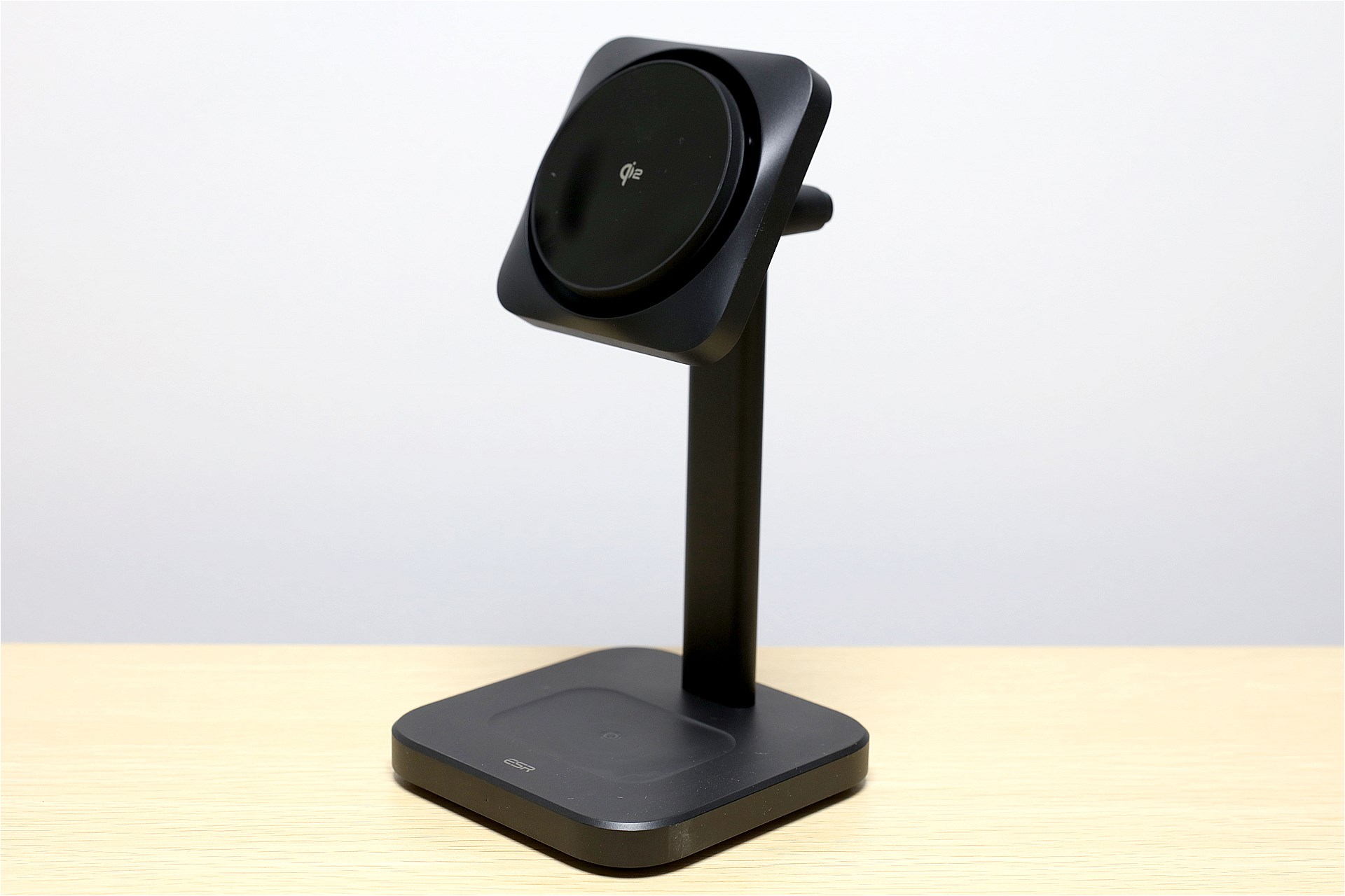 「Qi2 3-in-1 Wireless Charging Station with CryoBoost (HaloLock)」はQi2対応のマルチチャージャーだ。
