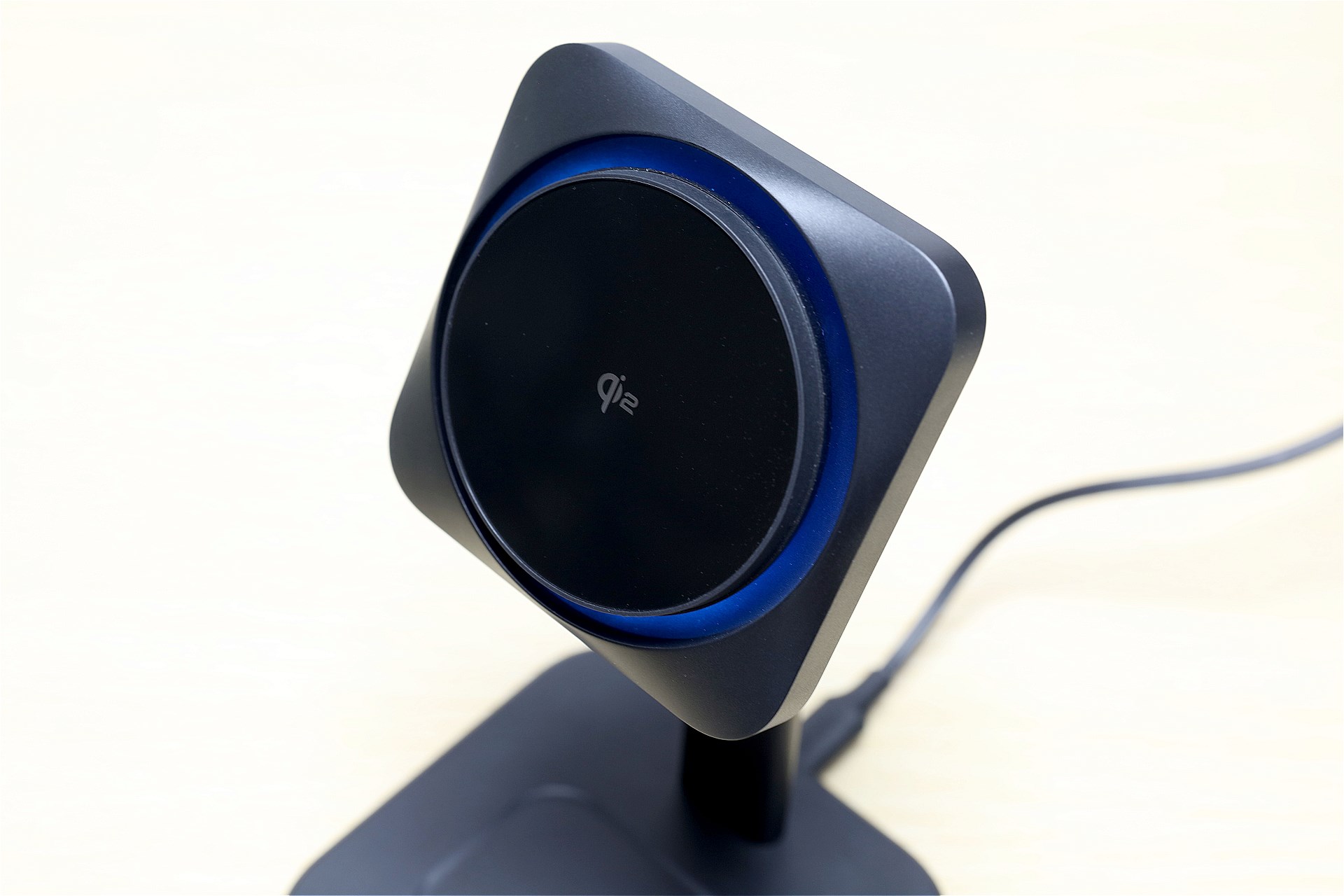 MagSafe充電器部分にはESR独自の「CryoBoost技術」が搭載されている。CryoBoostの冷却ファンでiPhoneなどを冷やしながらワイヤレス充電できる。ワイヤレス充電は端末を冷やしながら行うと充電スピードが抑制されず、結果、より速く充電される。