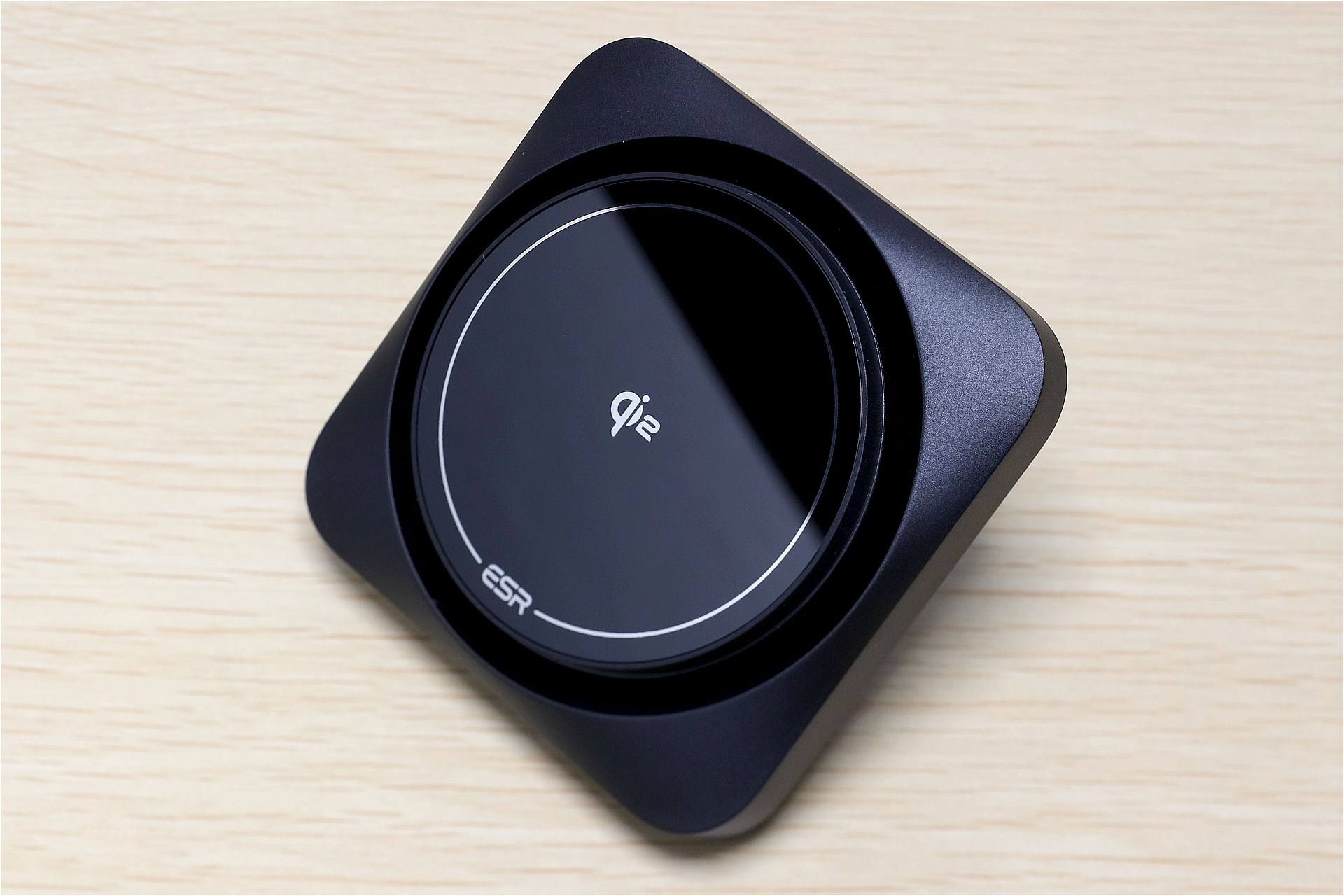 クルマのエアコン吹き出し口にセットして端末をワイヤレス充電できる。