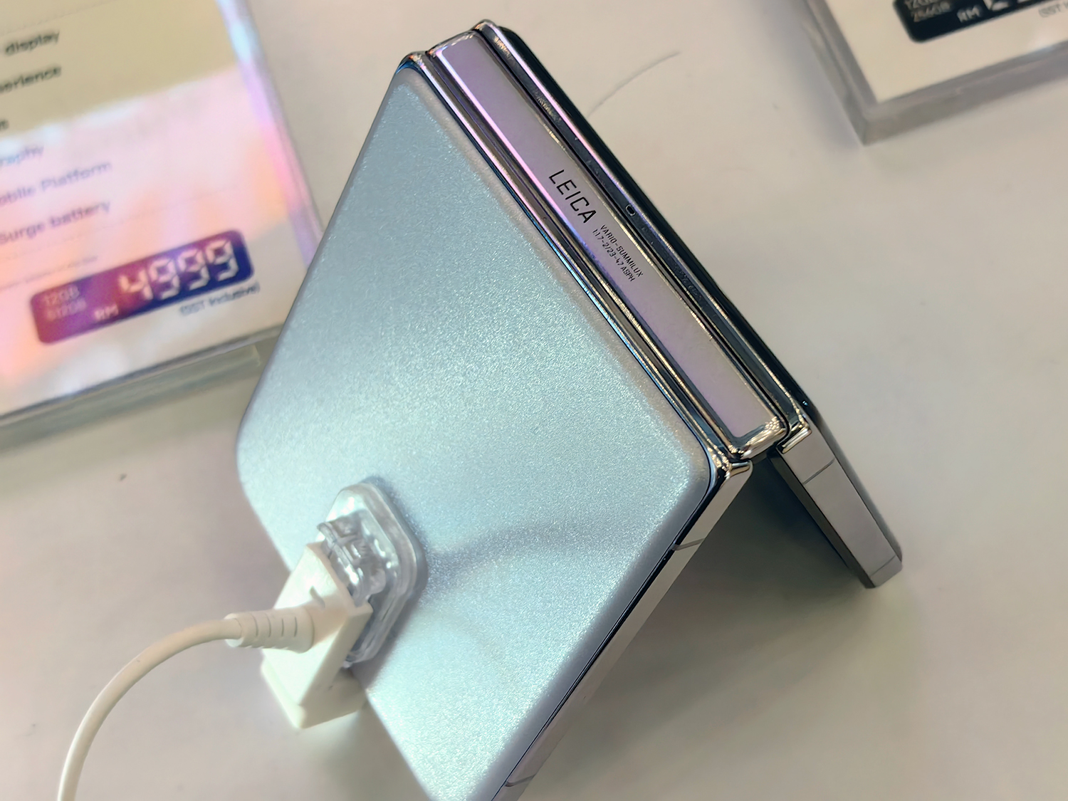 マレーシアでも発売になったXiaomi MIX Flip