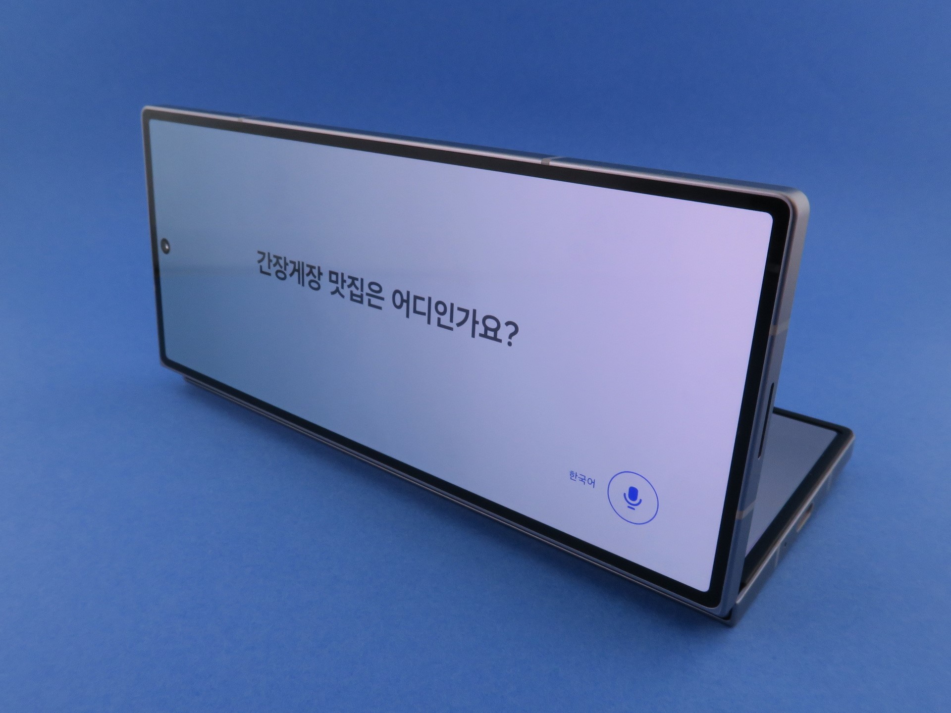 本体をL字に開いたフレックスモードで［通訳］アプリを利用すると、相手側には翻訳した言語が表示される