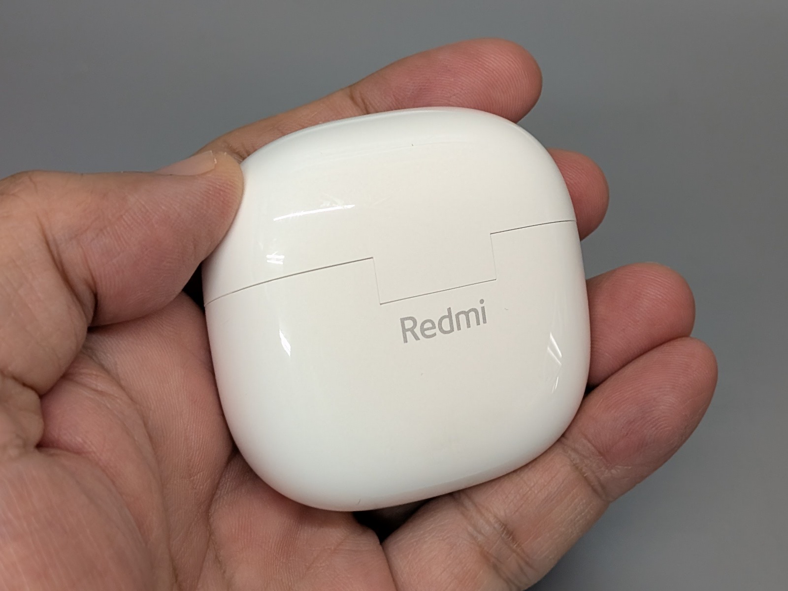 白く丸みを帯びたケースはAirPods Proを彷彿とさせる。光沢の質感もよく似ている