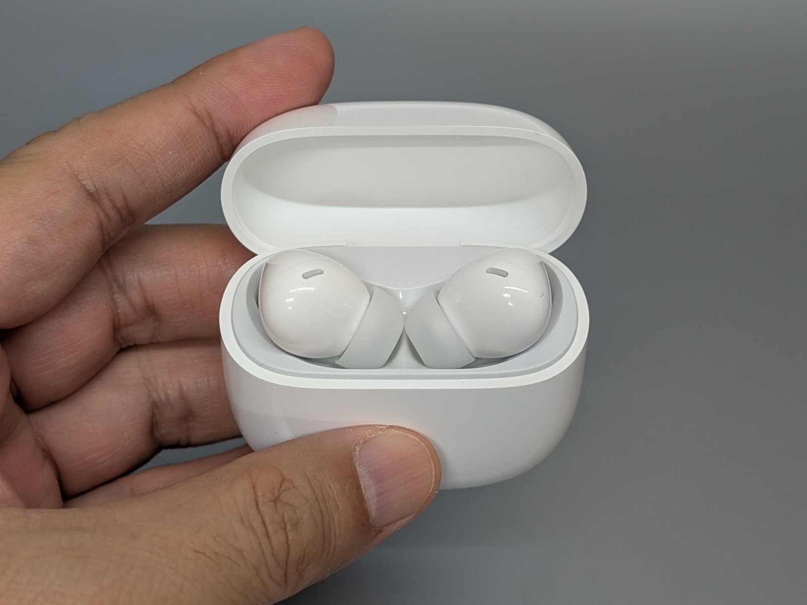 上部の蓋を開けると電源がオンになる。このあたりは昨今の完全ワイヤレスイヤホンに共通する挙動だ